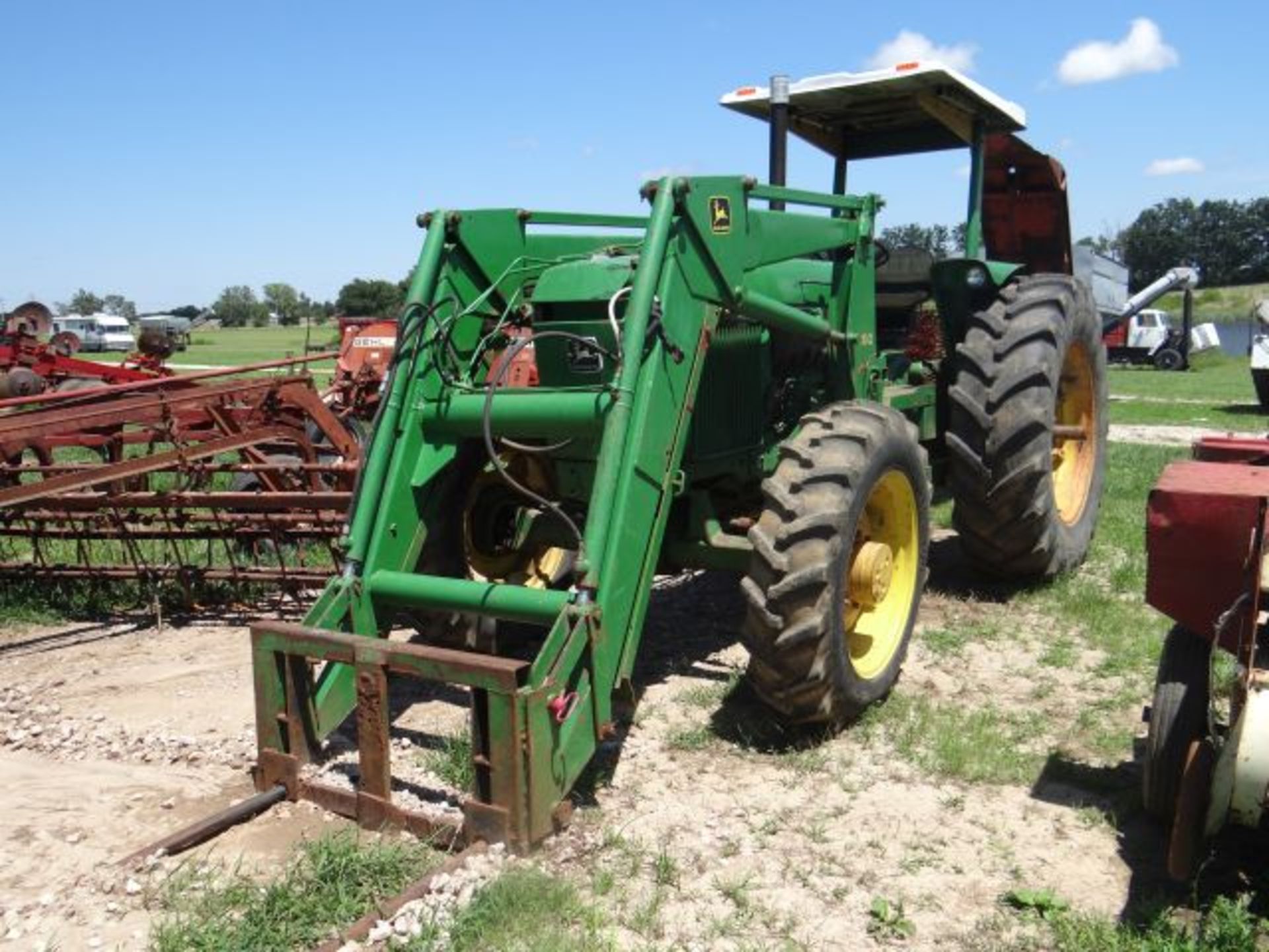 JD 2950 Tractor w/JD 260 Loader w/Bale Fork