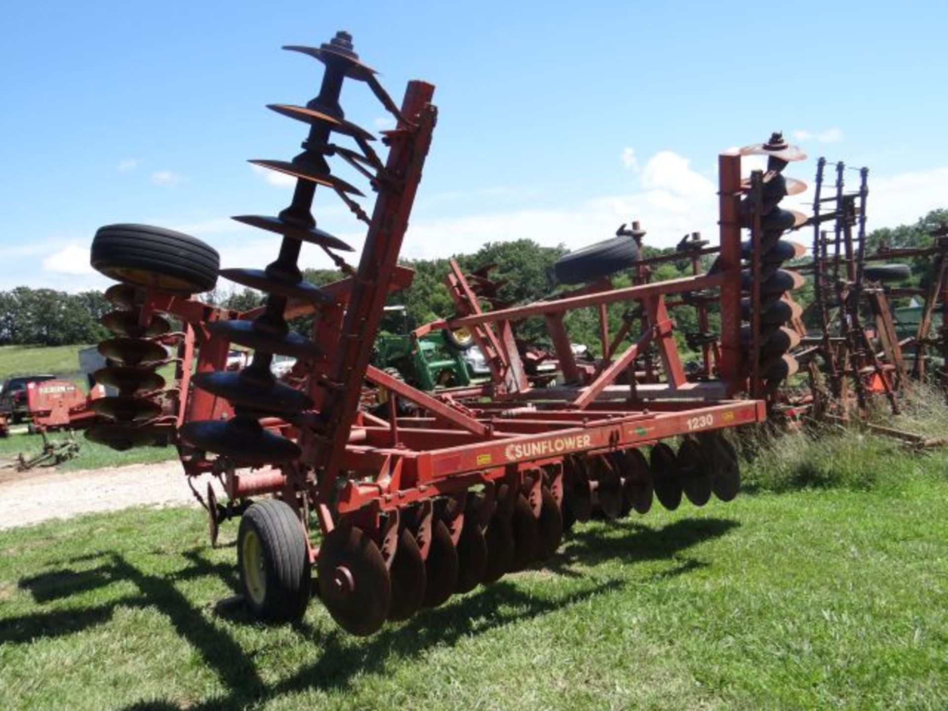 Sunflower 1230 Disk #111501, 21' 6", 9" Spacing, Stored under roof and off the ground, Gauge Wheels, - Image 3 of 3