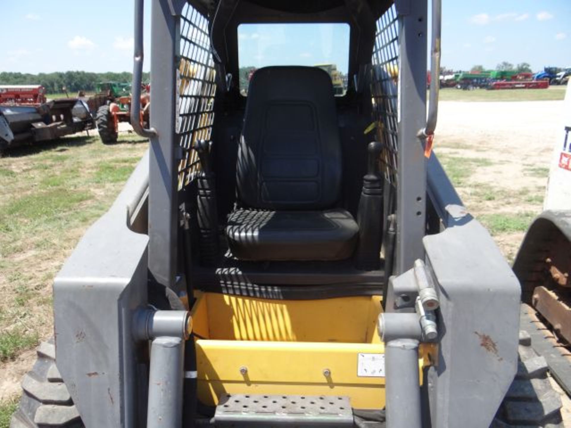 Volvo MC70B Skid Steer, 2006 #111615, 1890 hrs, 53hp, Less than 40 hrs on Tires, 72" Construction - Image 4 of 4
