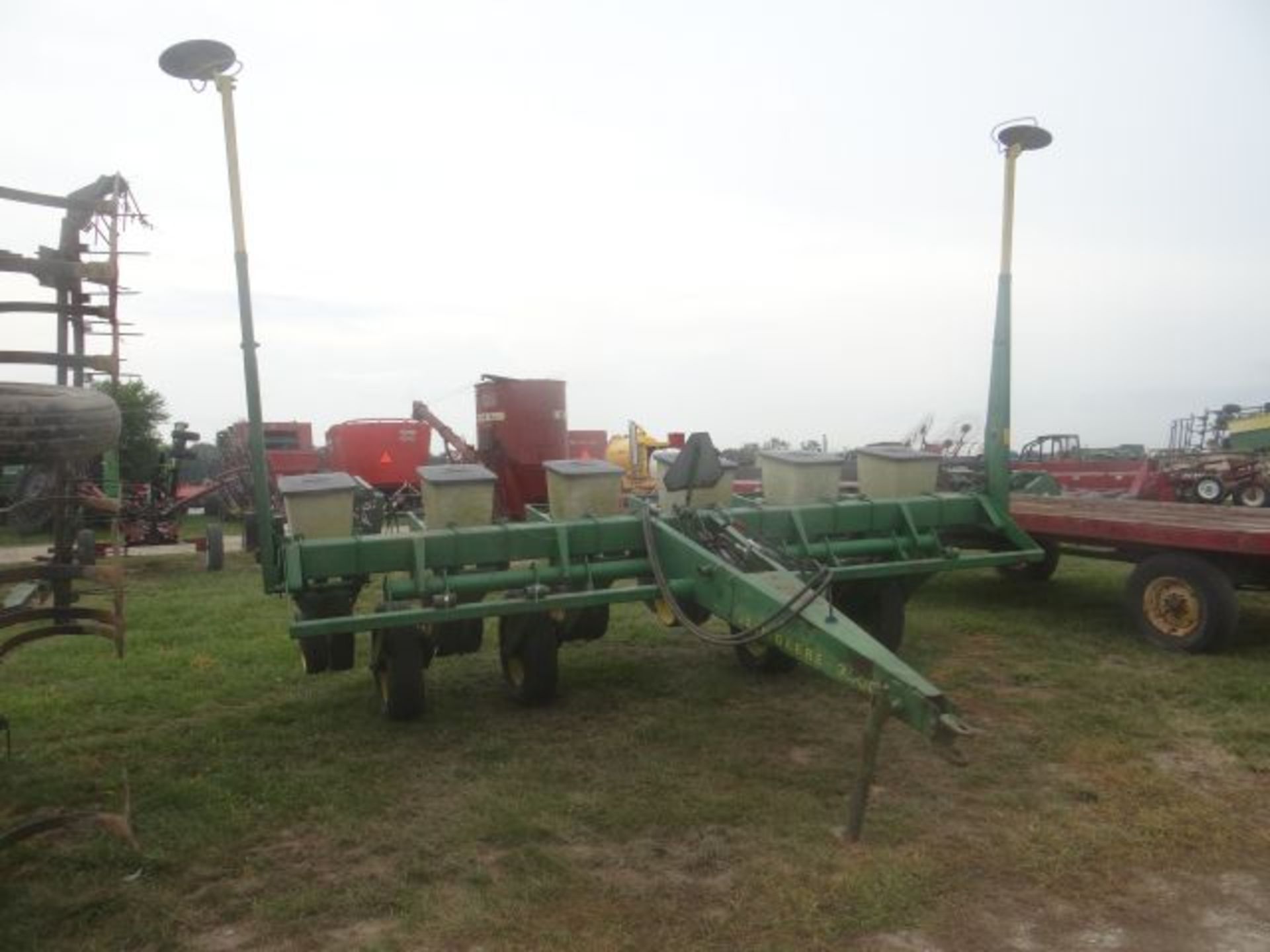 JD 7000 Planter 6 Row, Soybean Meters in the Shed - Image 2 of 3