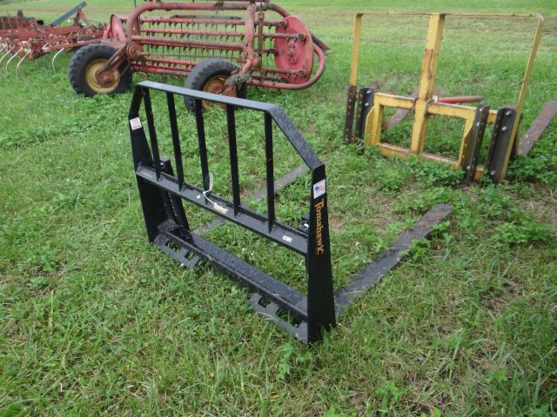 Like New Tomahawk Pallet Forks