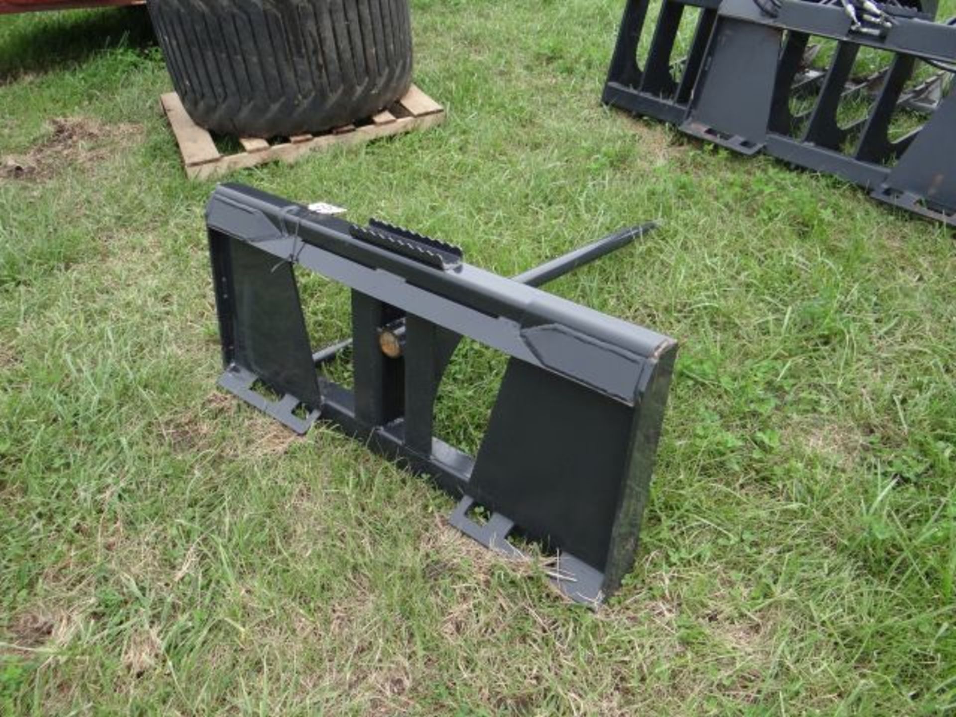 New Stout Bale Spear Skid Steer Quick Attach - Image 3 of 3