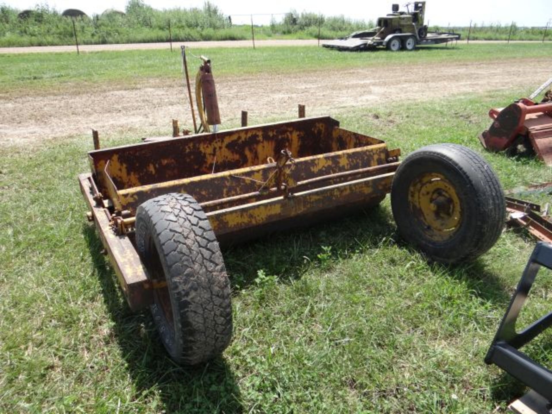 2pt Dirt Scoop 1/2 yard, w/Wheels and Hyd Cylinder - Image 4 of 4