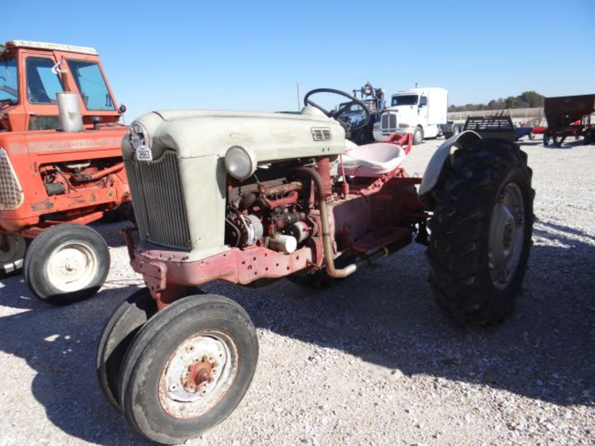 Ford 900 Tractor NF, New Rear Tires