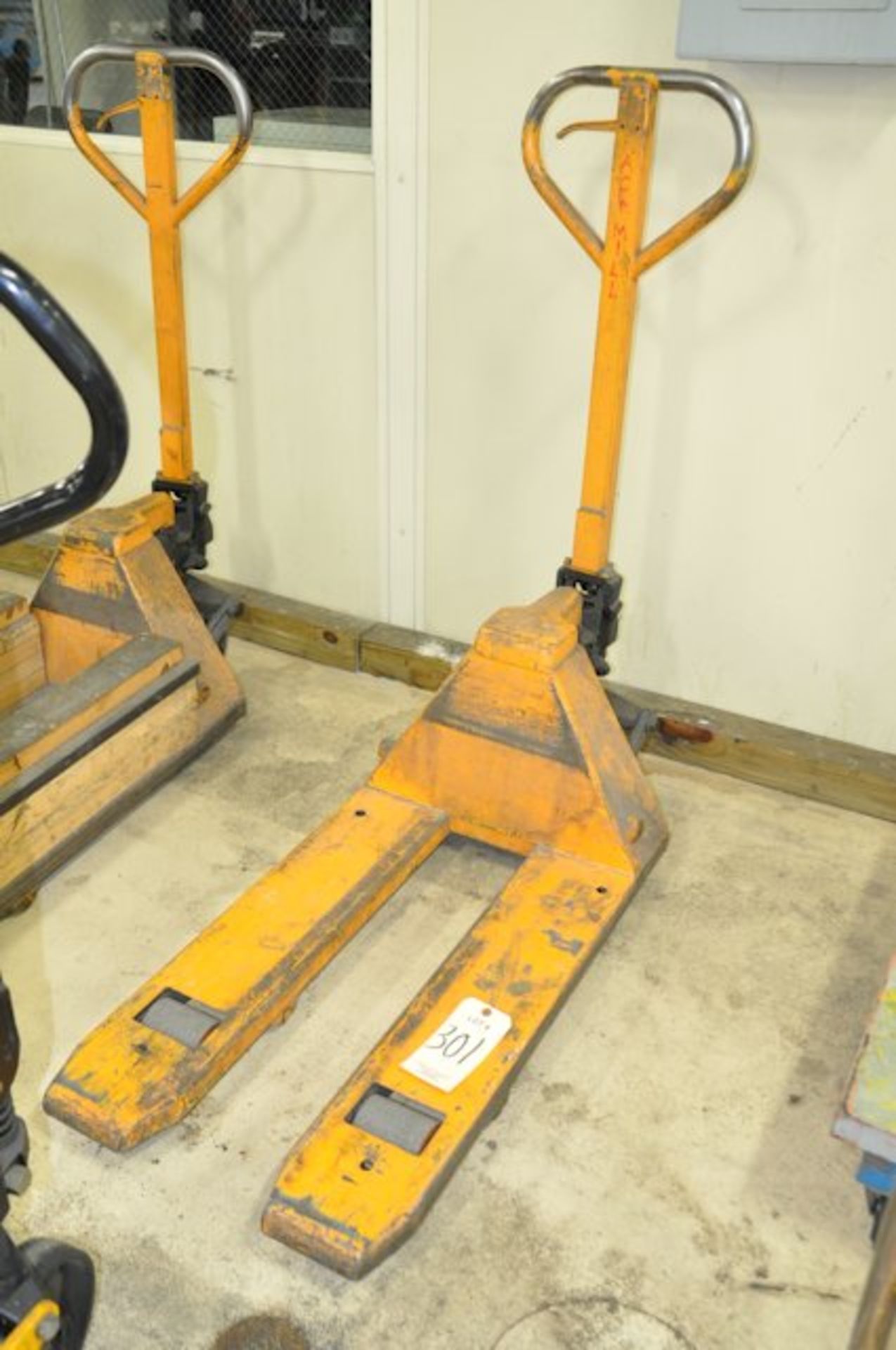 MULTITON 5,500-Lbs. Capacity Hydraulic Pallet Jack