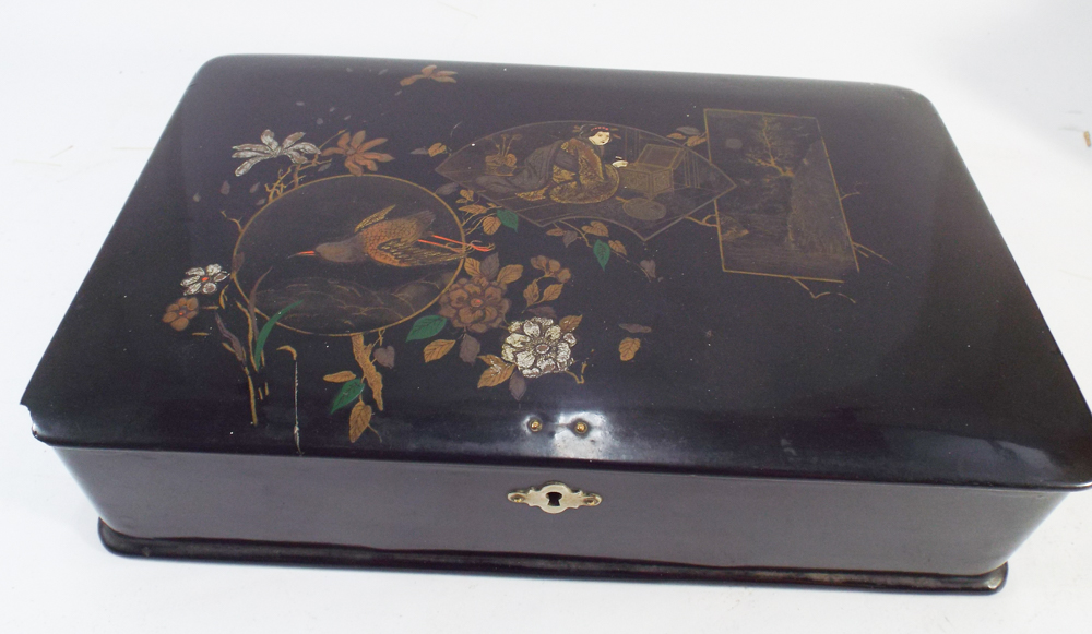 Japanese black lacquer trinket box, the lid decorated with chinoiserie scenes.