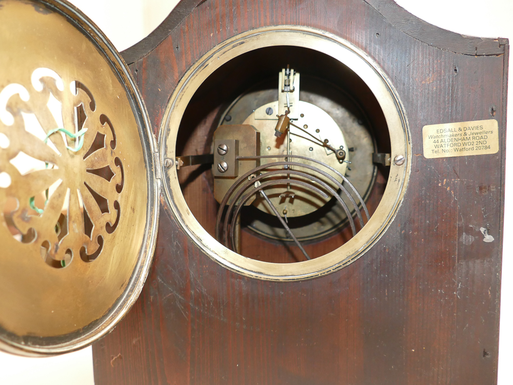 Striking bracket clock in mahogany case with black and brass dial - Bild 2 aus 2