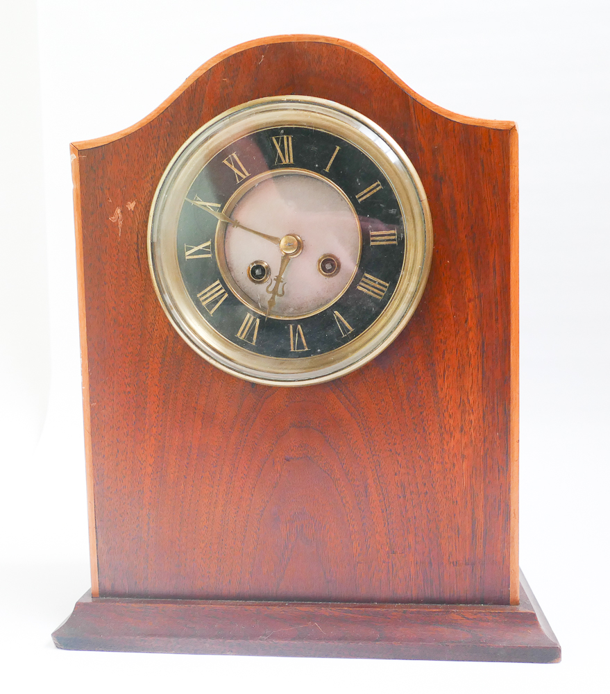 Striking bracket clock in mahogany case with black and brass dial