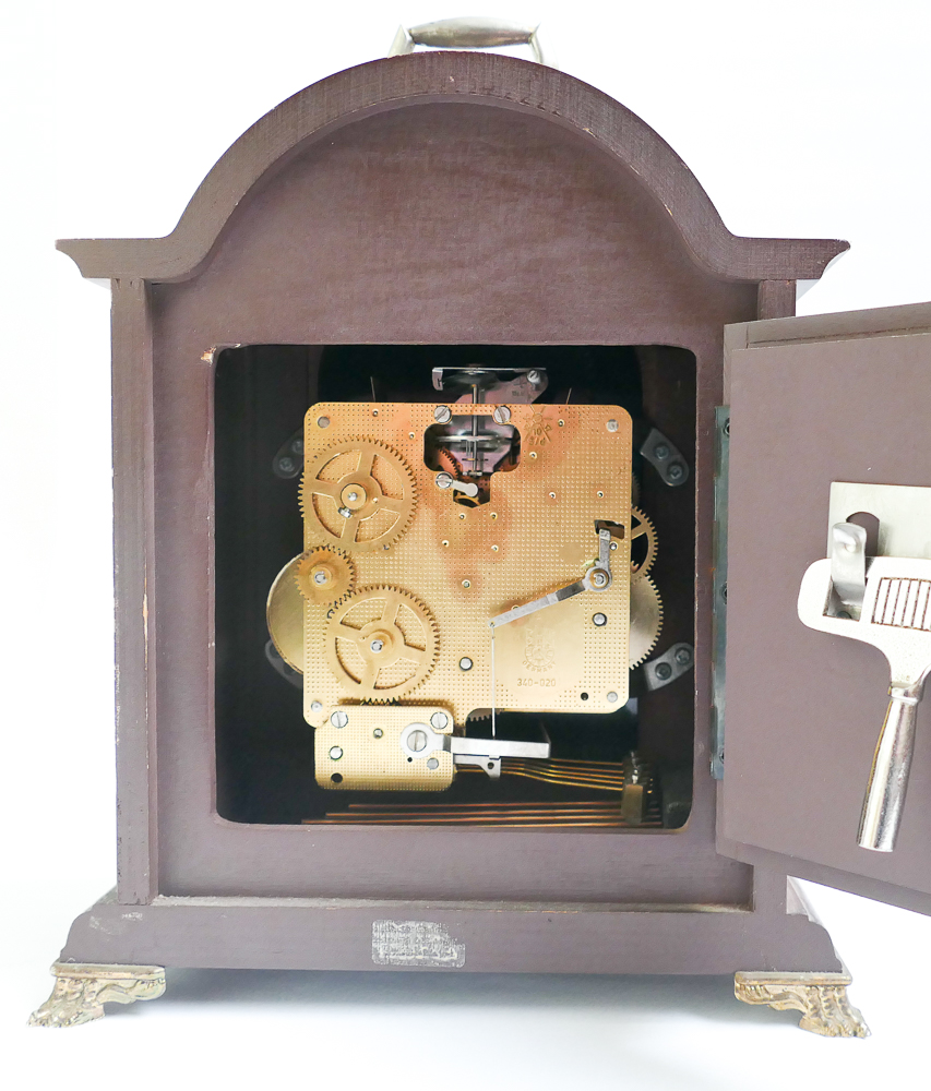 Reproduction Georgian style chiming bracket clock with brass and silvered dial and moon face in - Bild 2 aus 2
