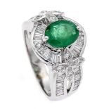 Smaragd-Brillant-Ring WG 750/000 mit einem feinen oval fac. Smaragd, zus. 1,61 ct in guterFarbe