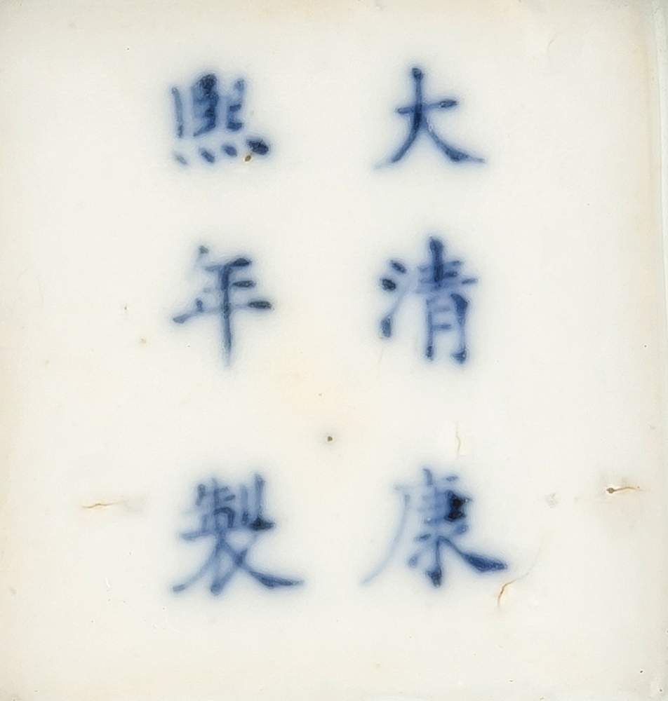 Vase. China, K'ang-hsi, Ende 17./Anf. 18.Jh. Hohe, vierseitige Form mit Trichterhals. Infarbiger - Image 3 of 3