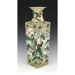 Vase. China, K'ang-hsi, Ende 17./Anf. 18.Jh. Hohe, vierseitige Form mit Trichterhals. Infarbiger