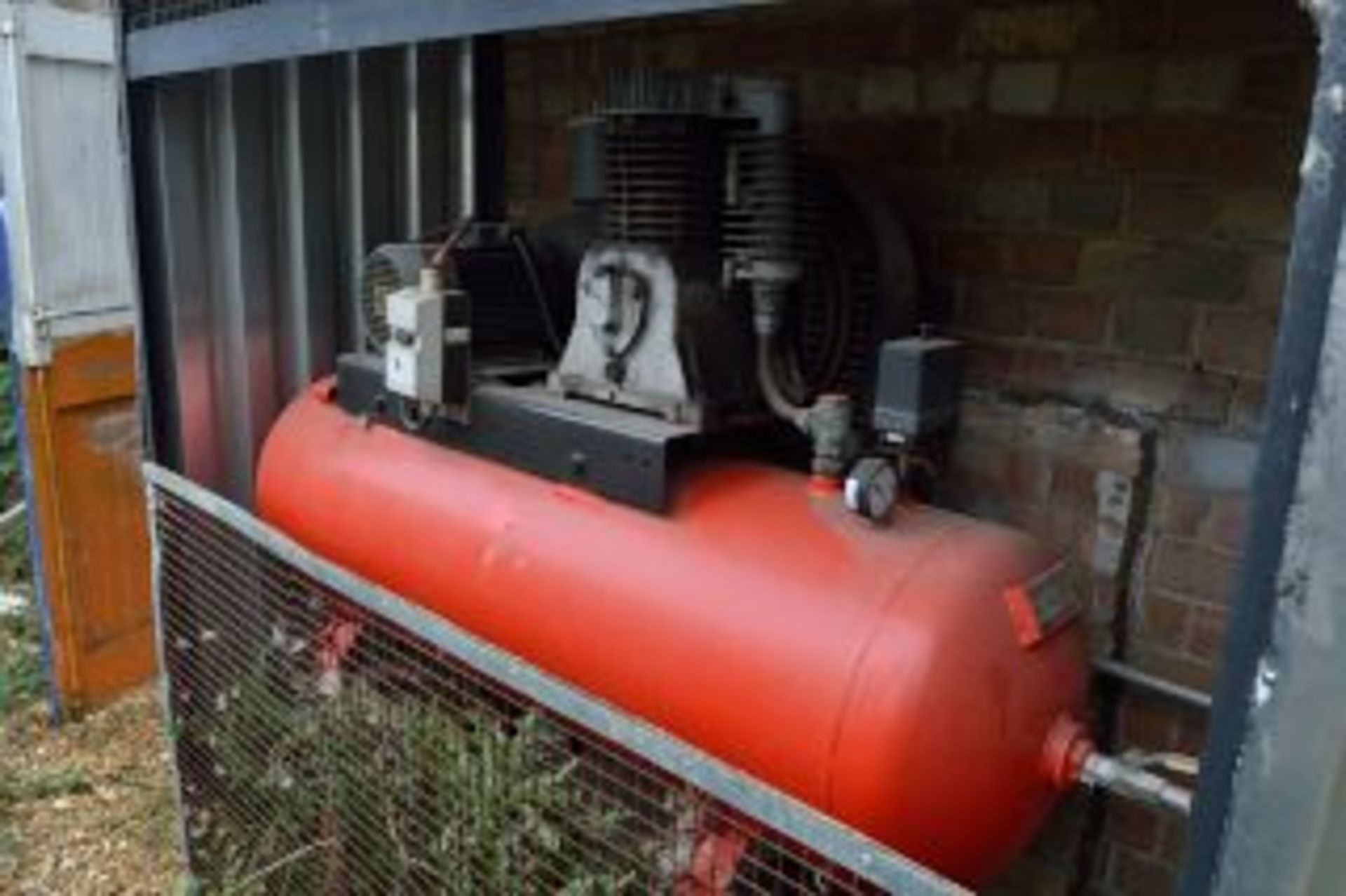 Receiver mounted air compressor