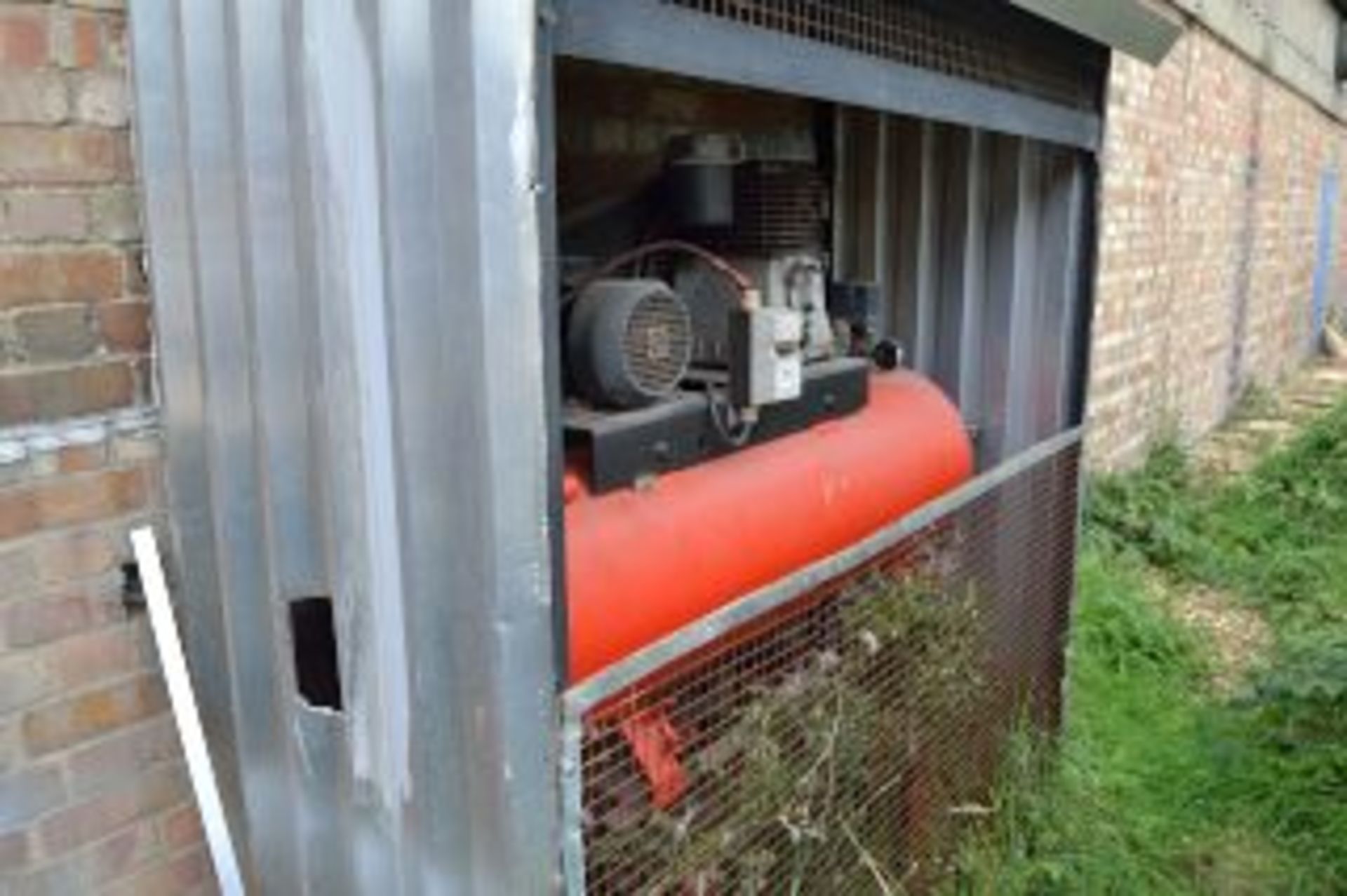 Receiver mounted air compressor - Image 2 of 2