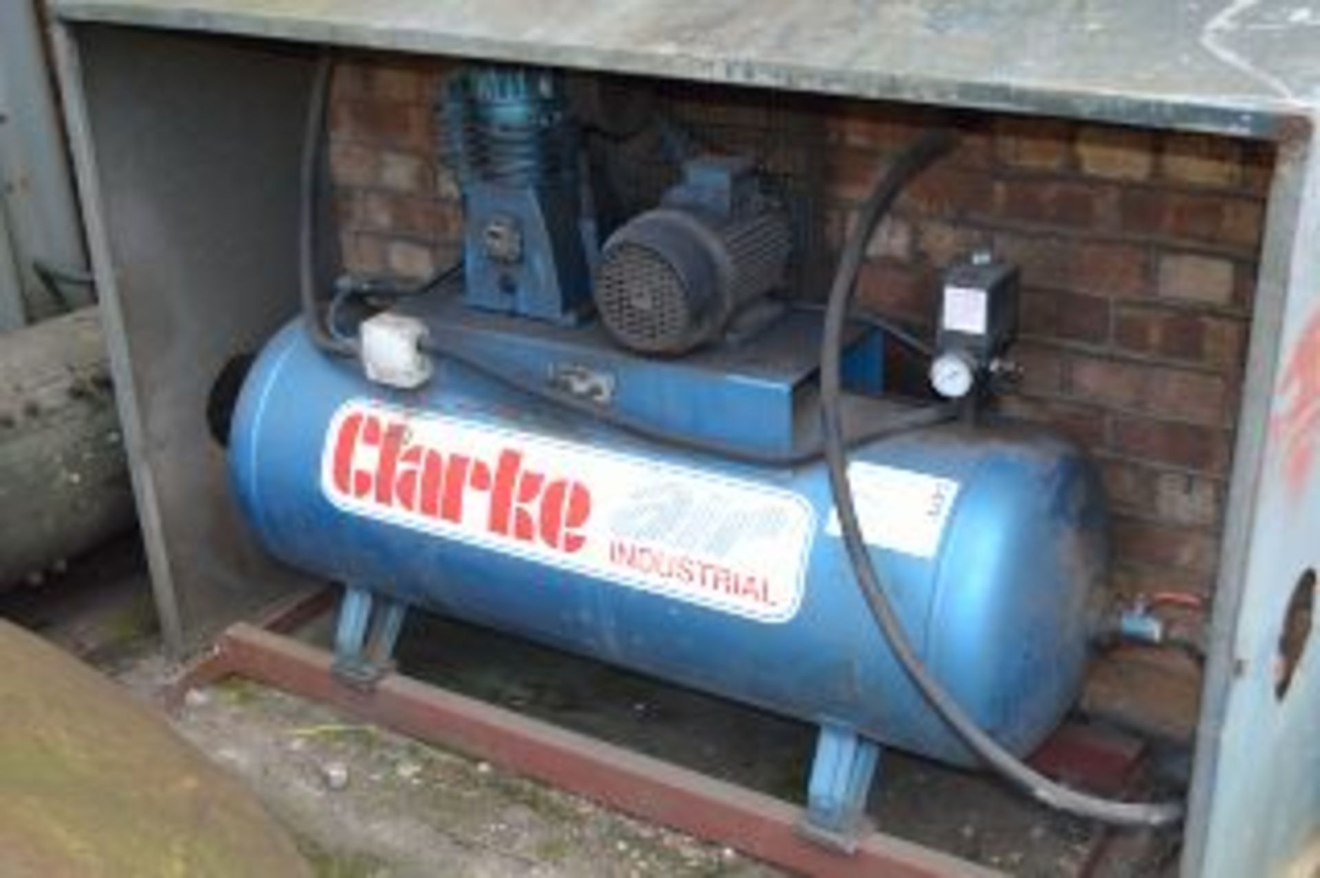 Clarke SE190200 receiver mounted air compressor - Image 2 of 2