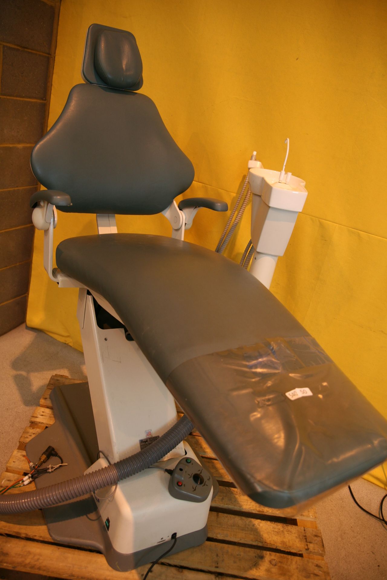Royal Domain Dental Chair With Apriration And Spitoon Unit *Working*