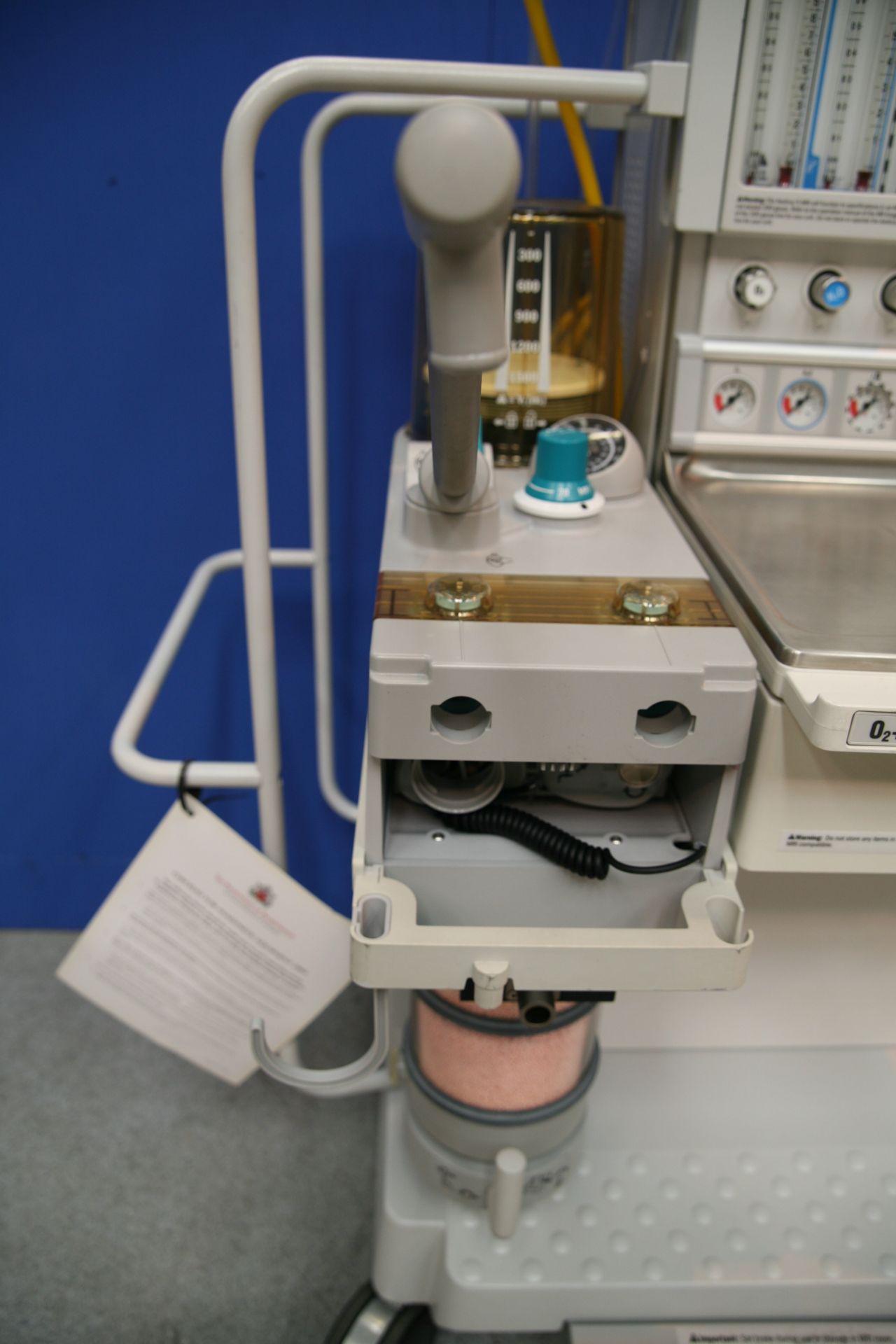 Datex Ohmeda Aestiva 5 MRI Anaethesia Trolley with Smart Vent and Absorber *Powers Up* - Image 4 of 4