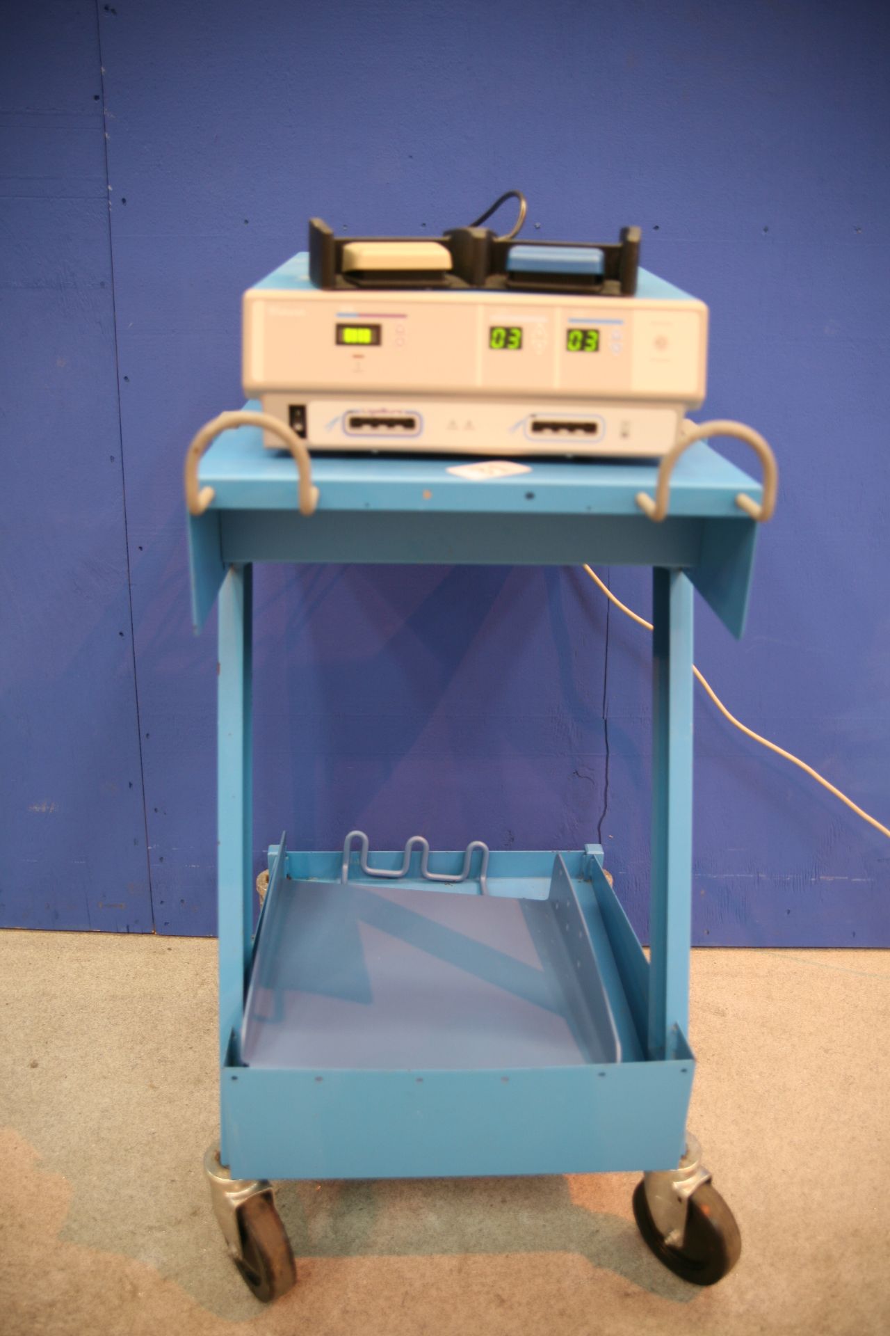 Valleylab Mobile Trolley With Valleylab Ligasure Vessal Sealing System with footswitches *Power