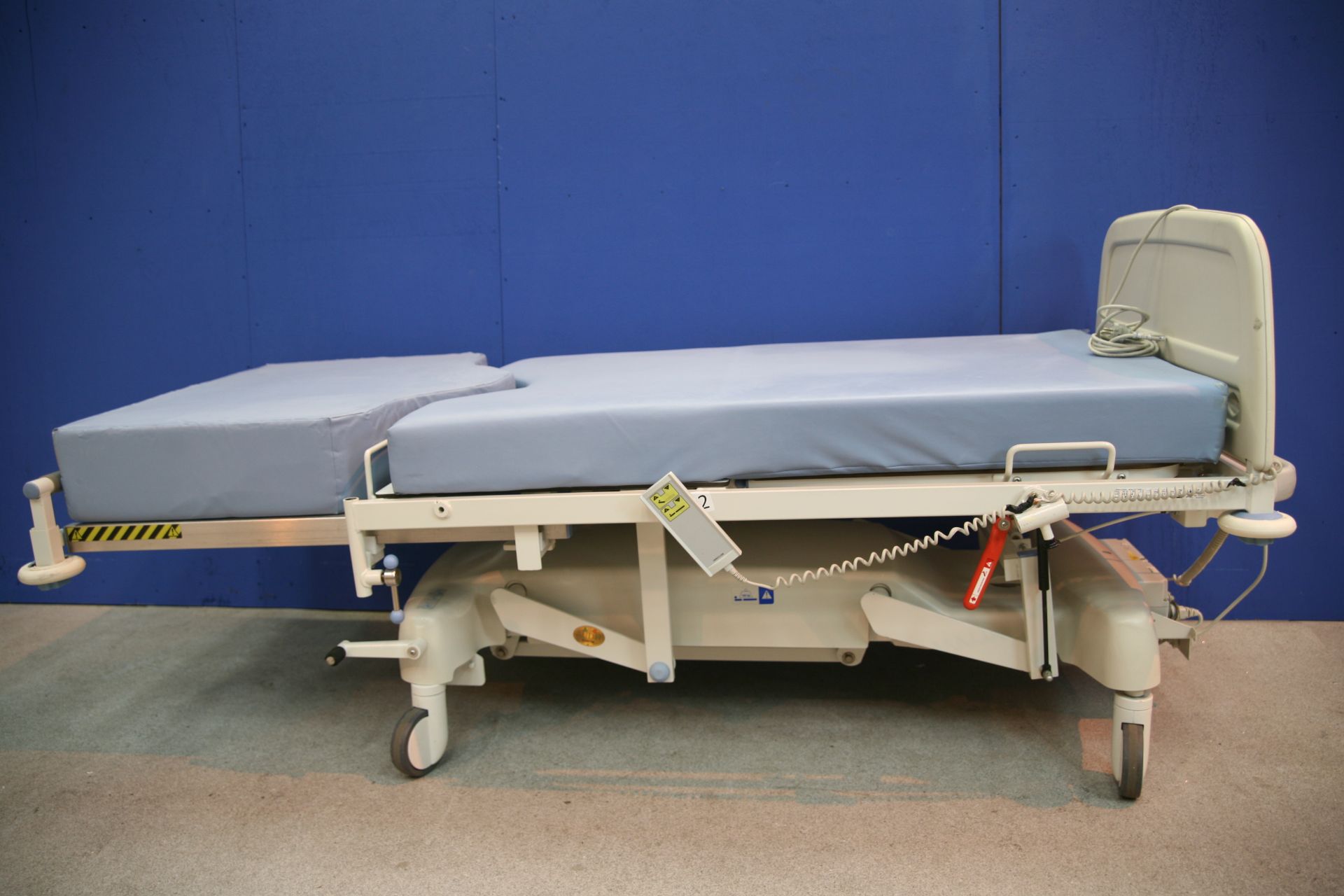 Huntleigh Electric Hospital Bed With Controller And Mattress *Tested Working*