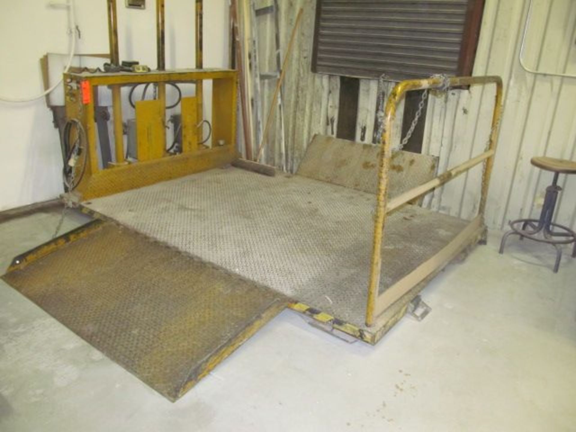 Electric hydraulic platform lift, Make unknown, 8' X 6', with 4'H cap, with ramp and safety rail