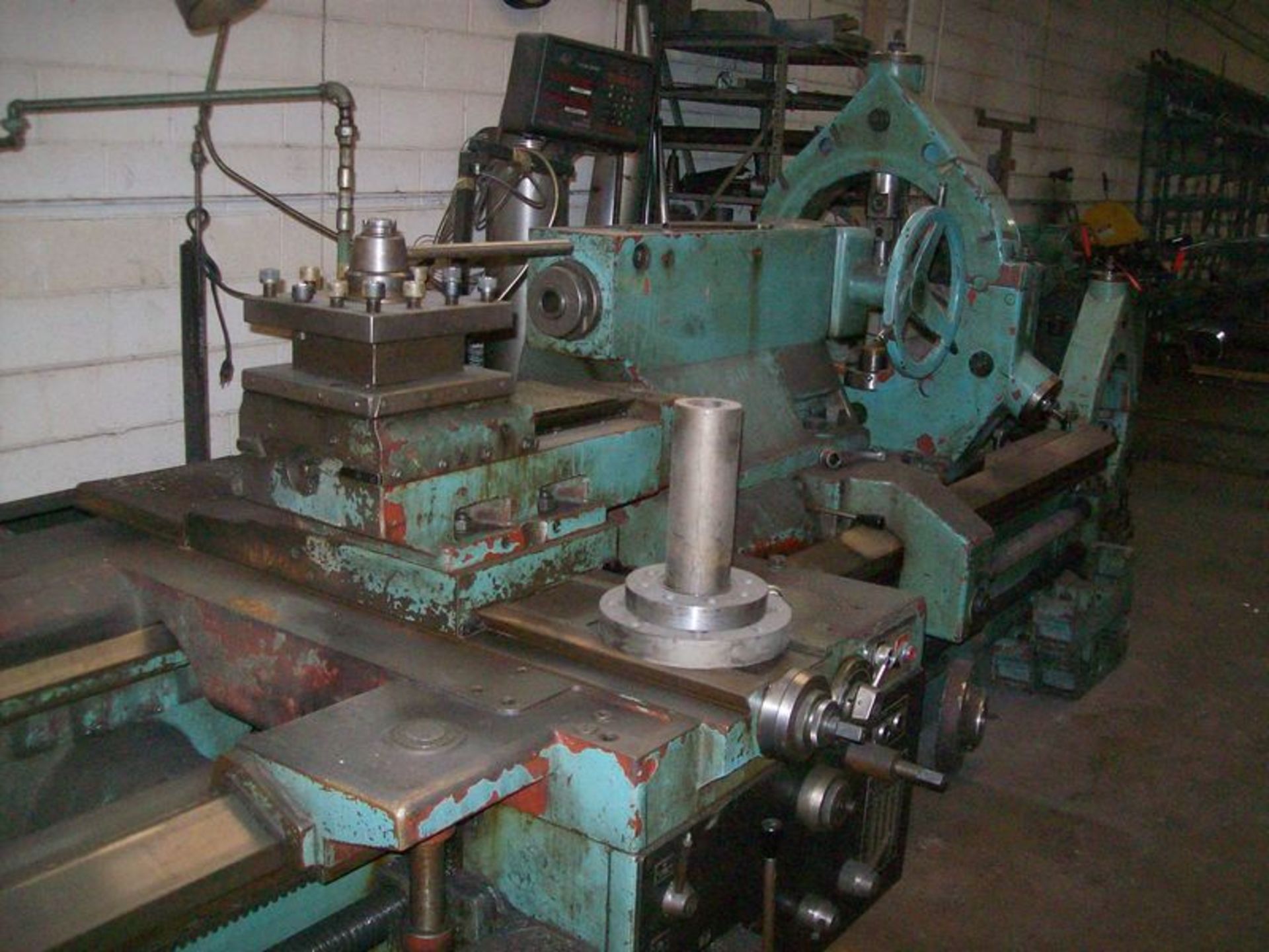 Tos Celakovice SU100 engine lathe, S/N not available, 28" dia. 4-jaw chuck, 48" BC, 22' bed, (2) - Image 4 of 5