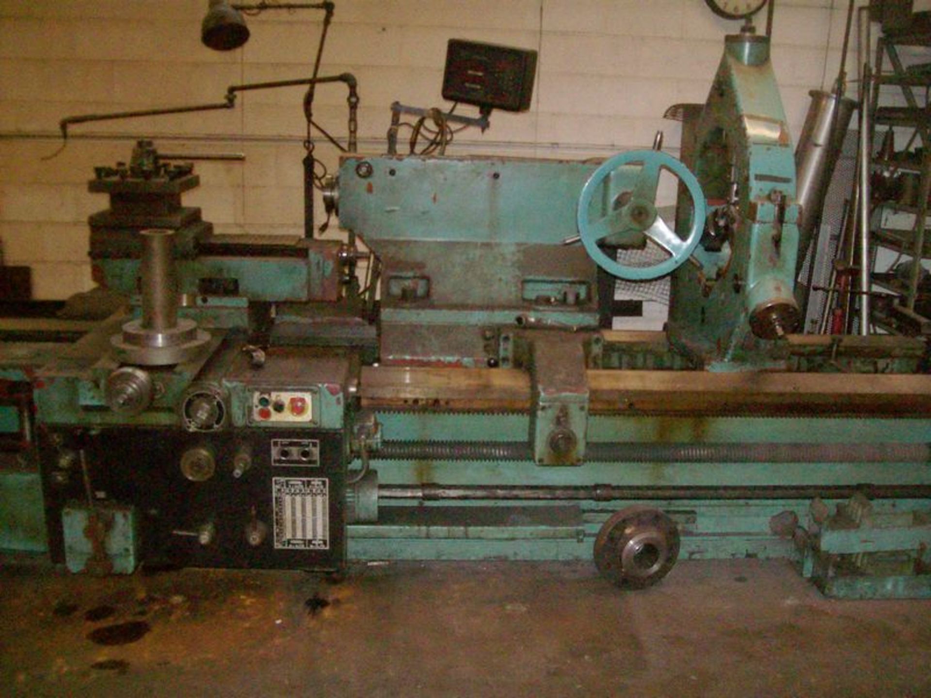 Tos Celakovice SU100 engine lathe, S/N not available, 28" dia. 4-jaw chuck, 48" BC, 22' bed, (2) - Image 3 of 5