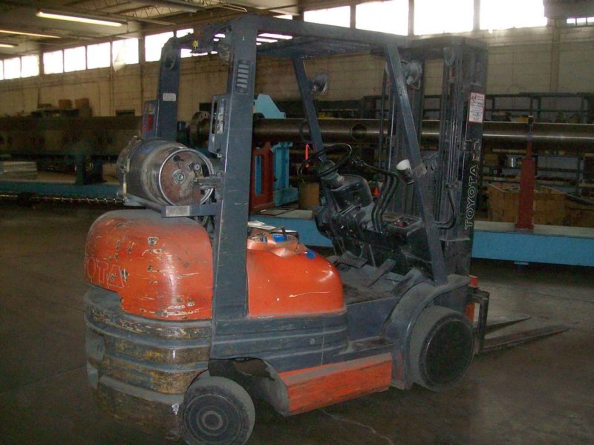 Toyota propane forklift, M/N 42-6FGCU25, S/N 67014, 4,900 lb cap, 16' height, solid tires, 10,946 - Image 3 of 3