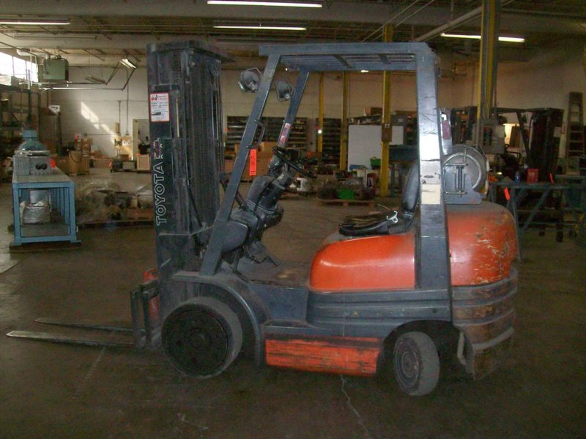 Toyota propane forklift, M/N 42-6FGCU25, S/N 67014, 4,900 lb cap, 16' height, solid tires, 10,946 - Image 2 of 3