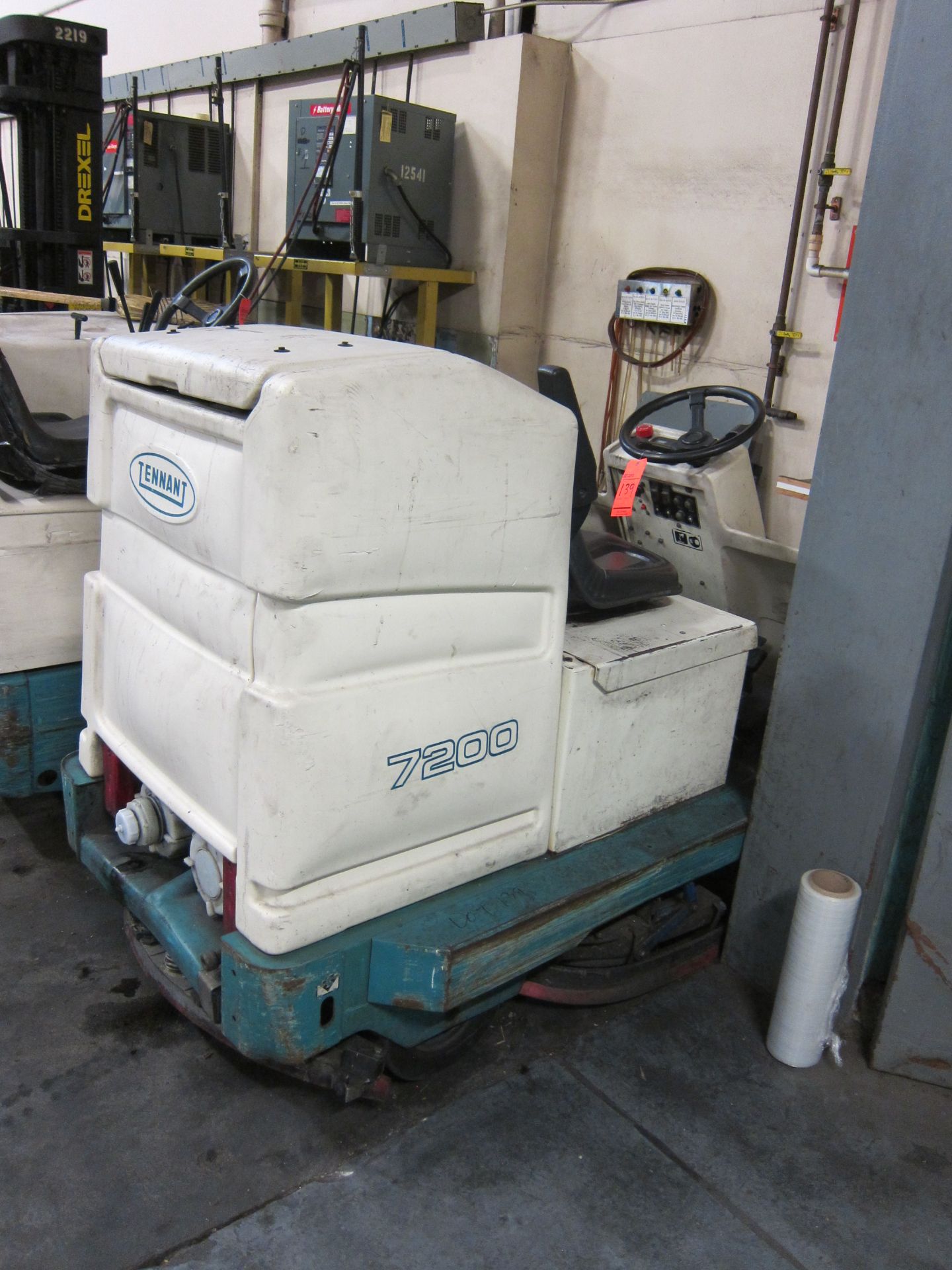 Tennant m/n 7200 electric floor scrubber/sweeper, 3308 hrs.