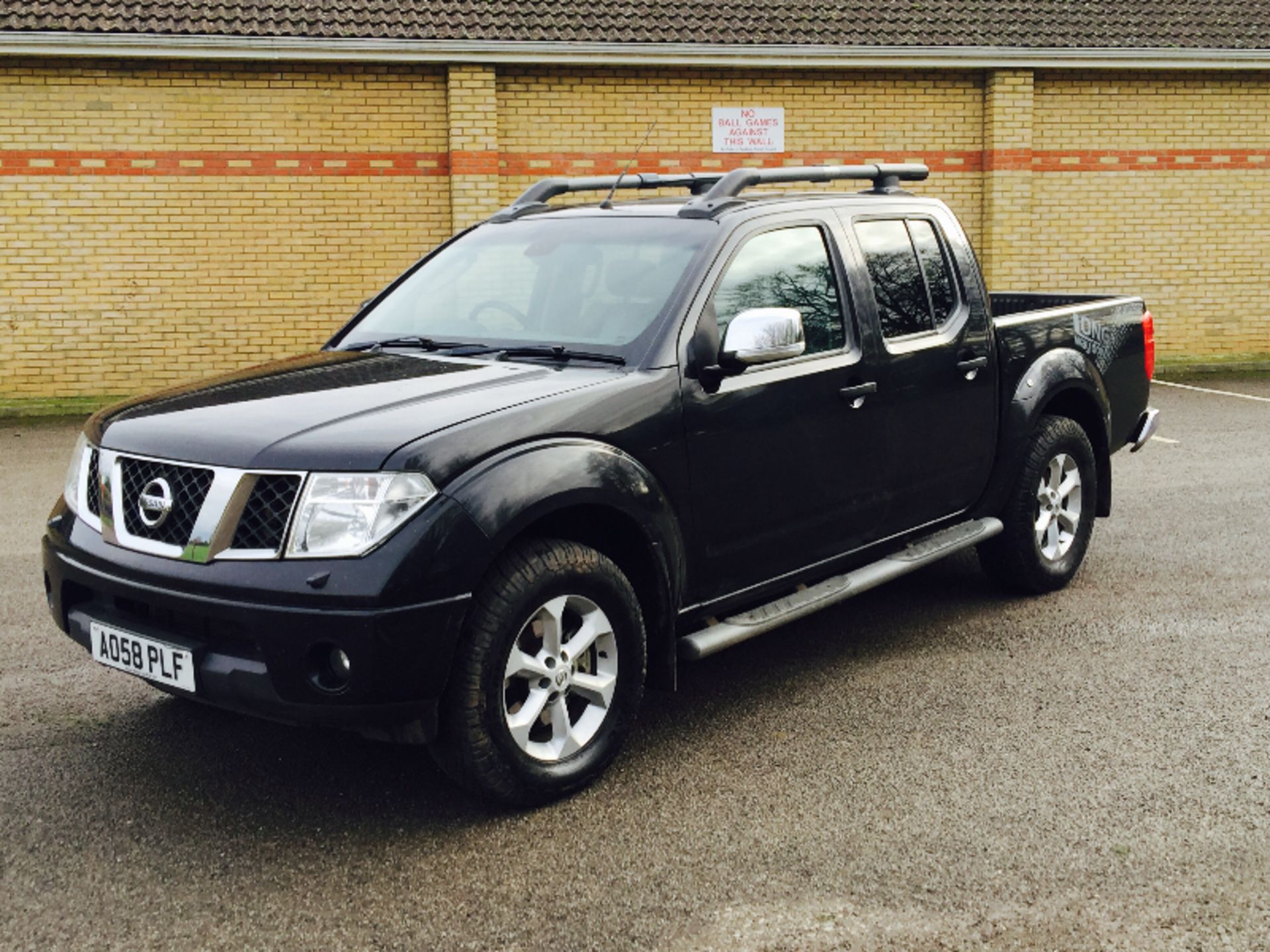 NISSAN NAVARA 'LONG WAY DOWN' (2009) DOUBLE CAB PICK-UP "BLACK EDITION" 2.5 DCI - 6 SPEED (NO VAT) - Image 5 of 17