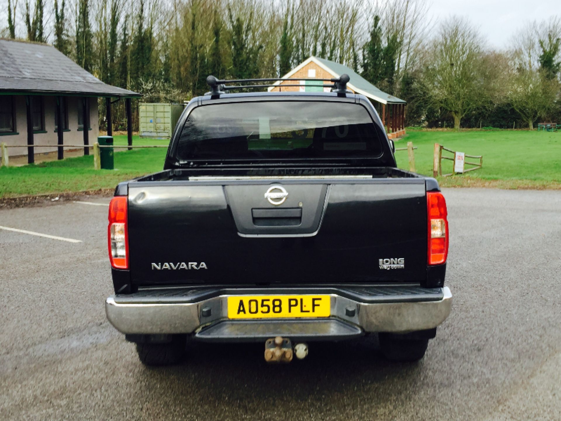 NISSAN NAVARA 'LONG WAY DOWN' (2009) DOUBLE CAB PICK-UP "BLACK EDITION" 2.5 DCI - 6 SPEED (NO VAT) - Image 6 of 17