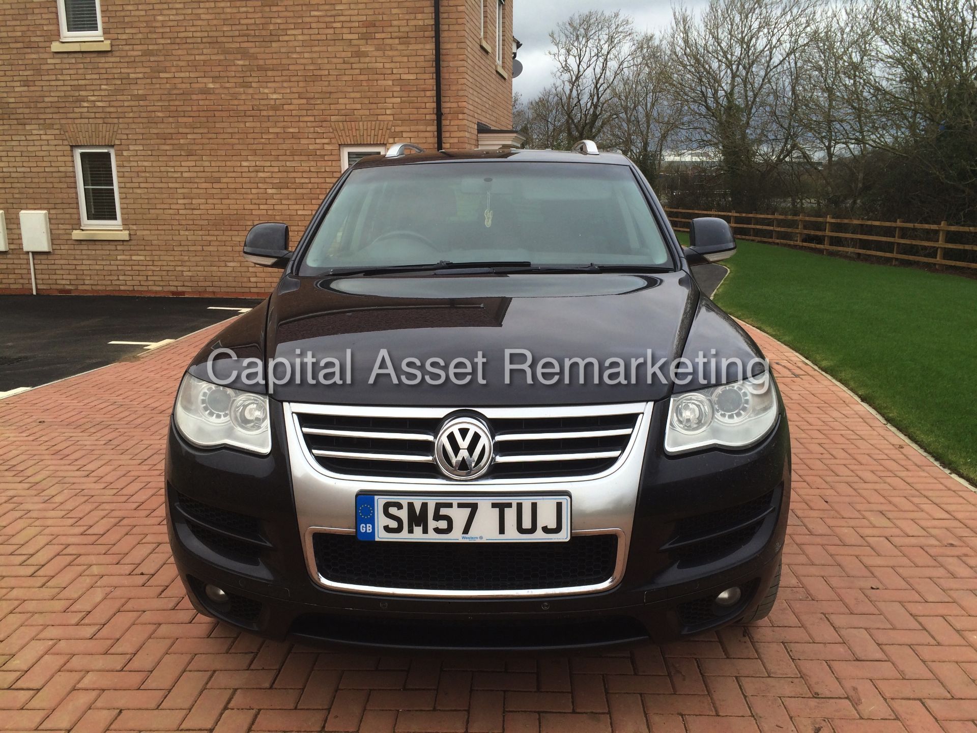 VOLKSWAGEN TOUAREG 'ALTITUDE' (2008 MODEL) 3.0 TDI 'V6' - DGS AUTO - LEATHER - SAT NAV -FULLY LOADED - Image 2 of 16