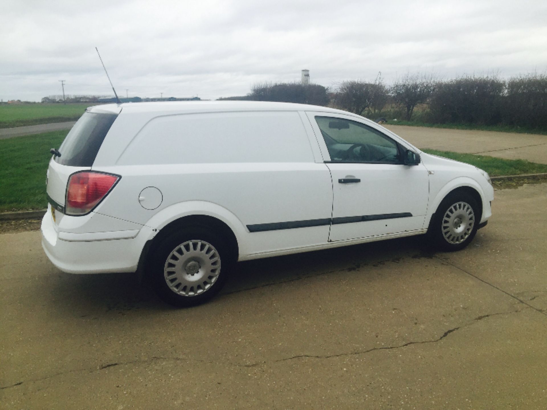 (ON SALE) VAUXHALL ASTRA 'CLUB' (2007 - 07 REG) 1.7 CDTI - 6 SPEED - Image 7 of 11