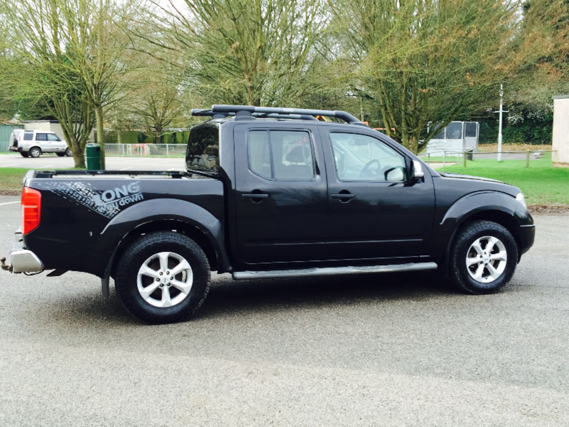 NISSAN NAVARA 'LONG WAY DOWN' (2009) DOUBLE CAB PICK-UP "BLACK EDITION" 2.5 DCI - 6 SPEED (NO VAT) - Image 13 of 17