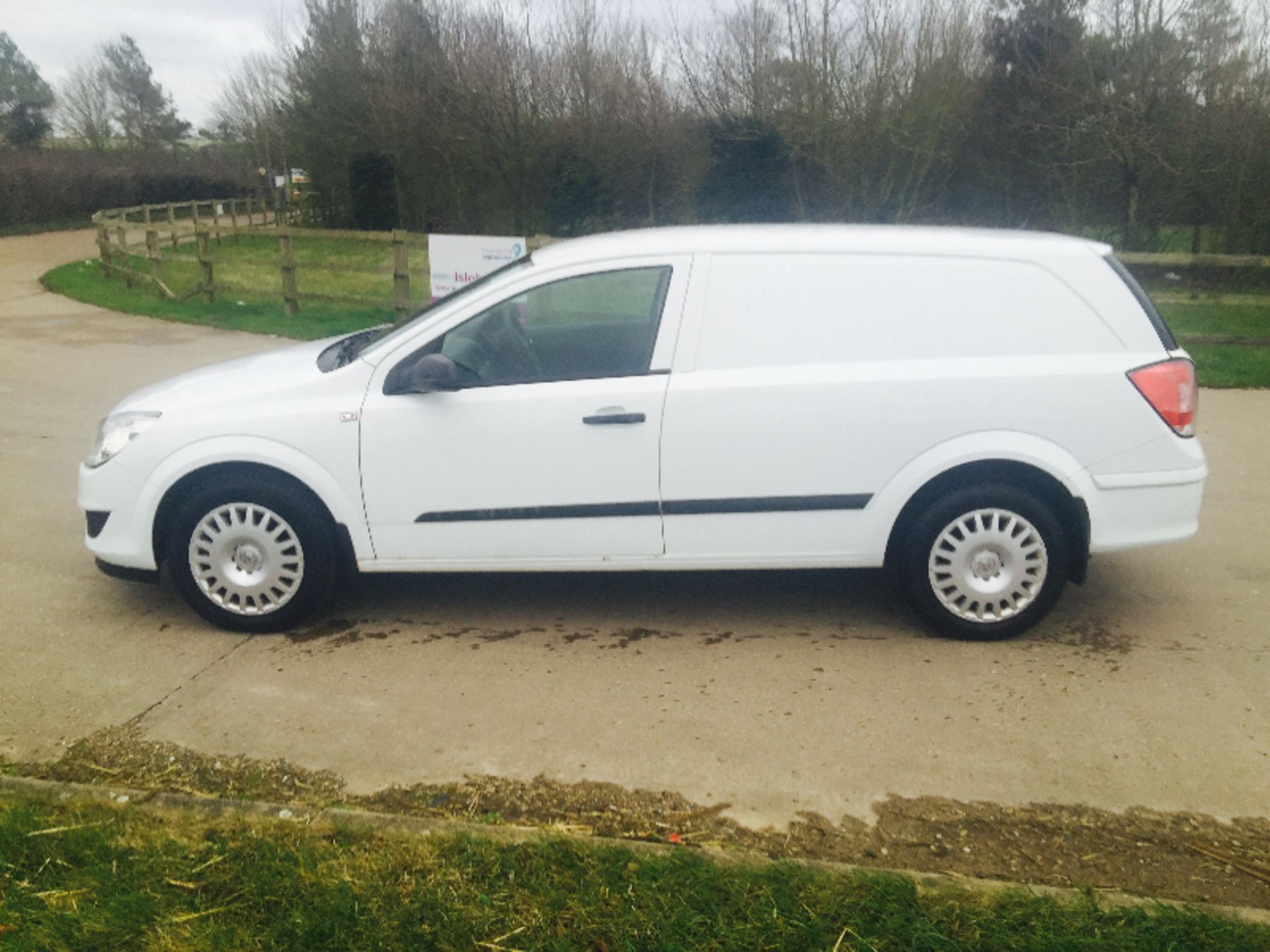 (ON SALE) VAUXHALL ASTRA 'CLUB' (2007 - 07 REG) 1.7 CDTI - 6 SPEED - Image 2 of 11