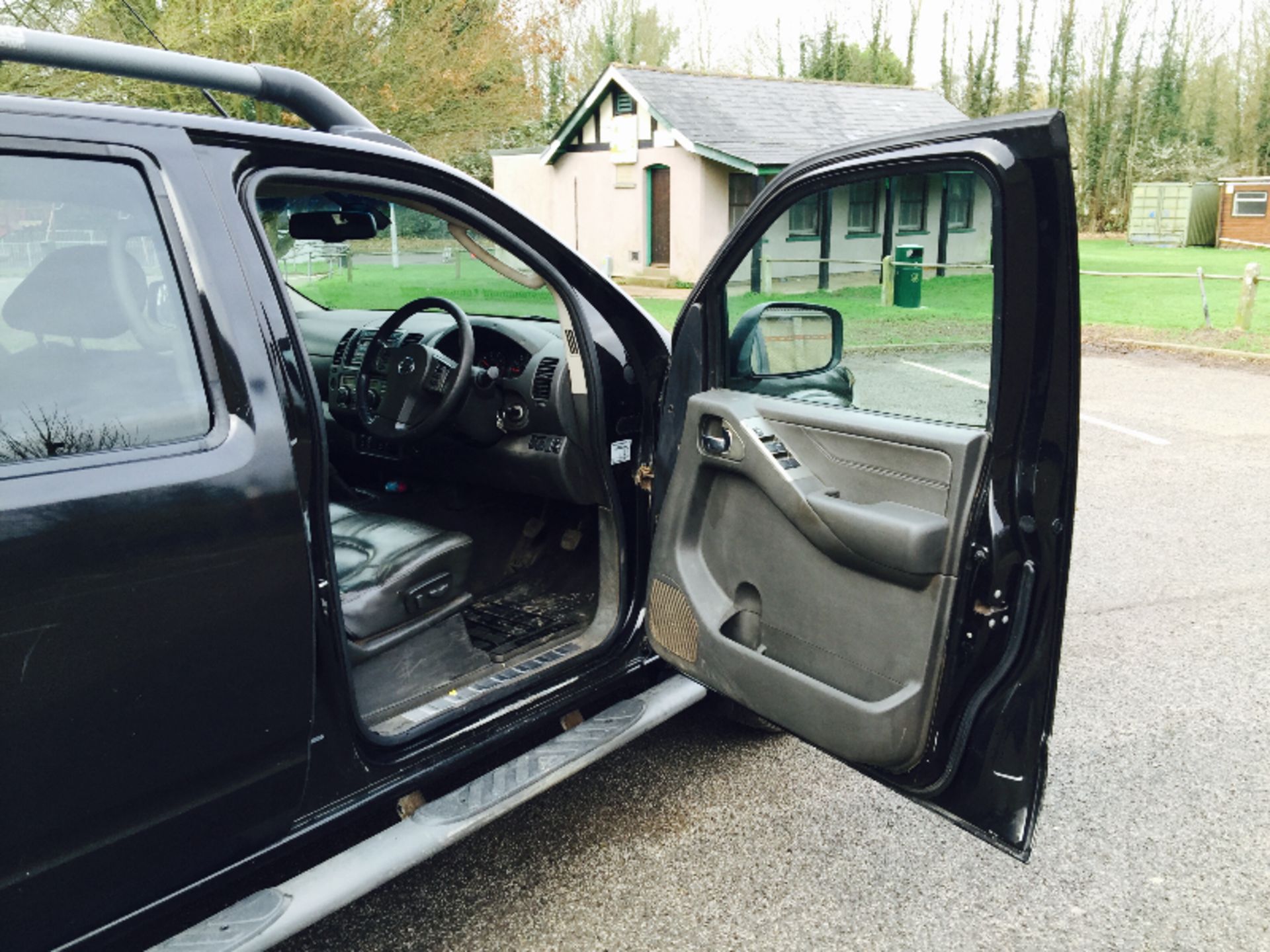 NISSAN NAVARA 'LONG WAY DOWN' (2009) DOUBLE CAB PICK-UP "BLACK EDITION" 2.5 DCI - 6 SPEED (NO VAT) - Image 15 of 17