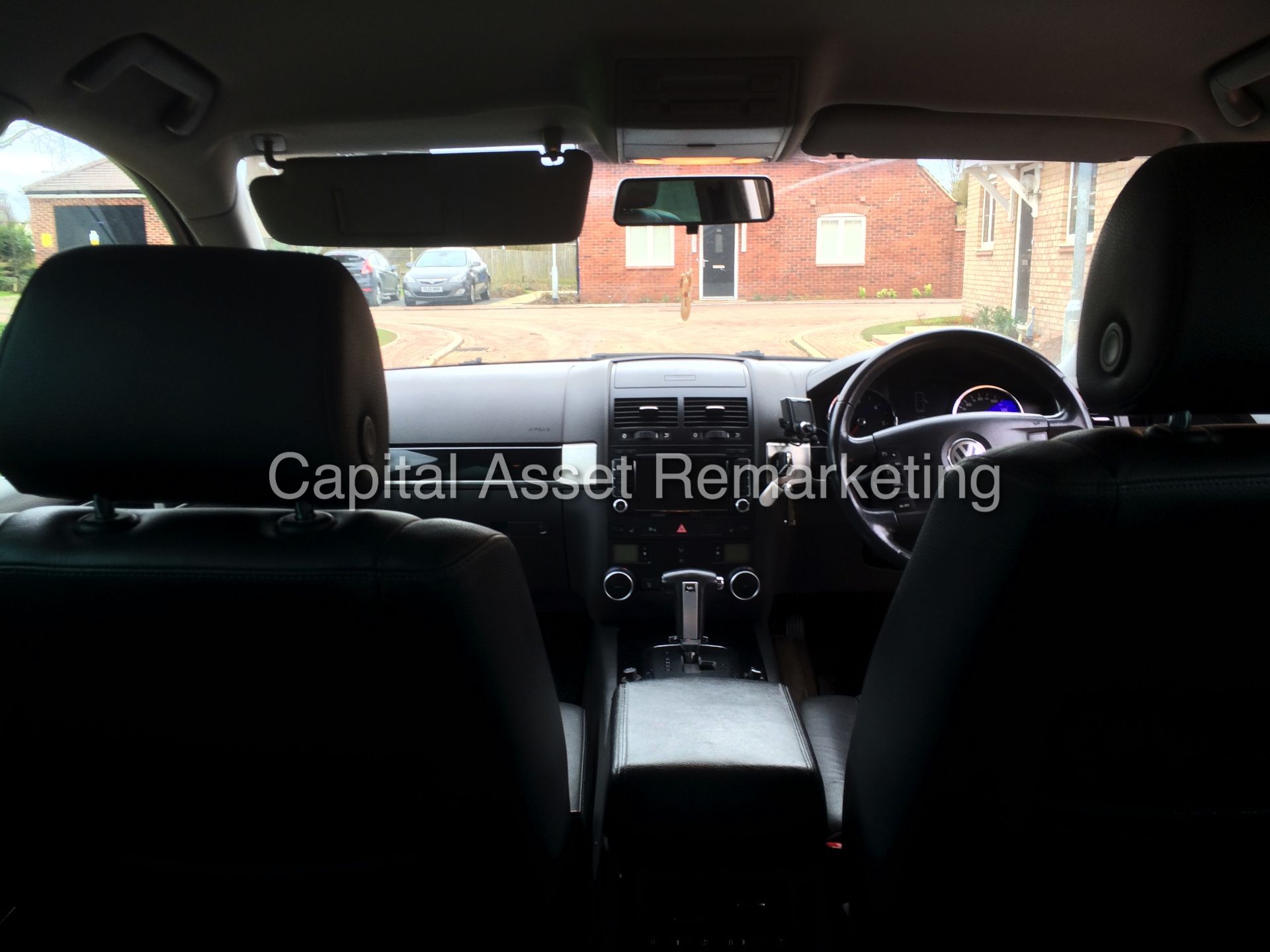 VOLKSWAGEN TOUAREG 'ALTITUDE' (2008 MODEL) 3.0 TDI 'V6' - DGS AUTO - LEATHER - SAT NAV -FULLY LOADED - Image 8 of 16