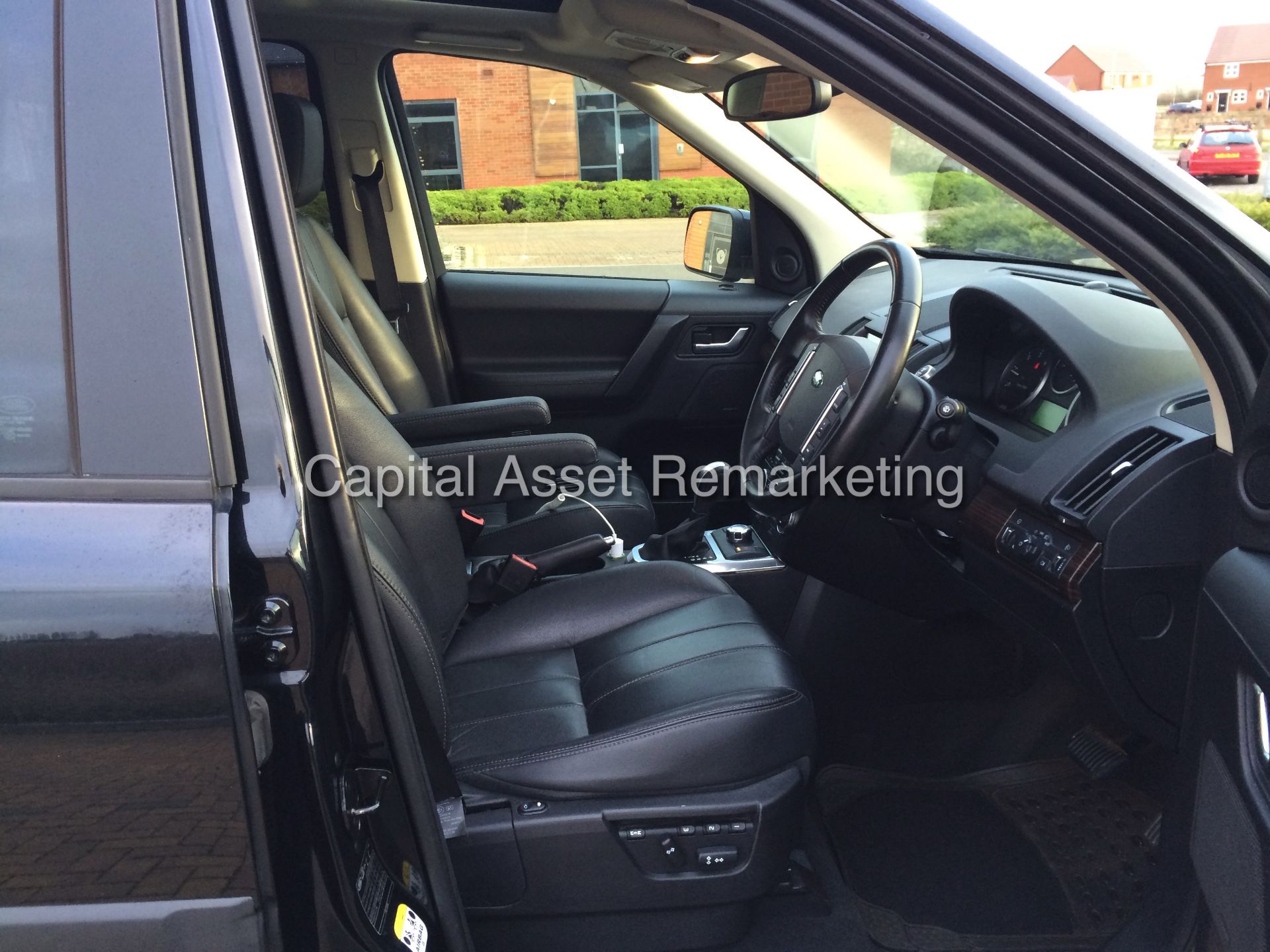 LAND ROVER FREELANDER 2 SD4 "HSE COMMAND SHIFT" (2013 MODEL) FULL LOADED - SAT NAV - PAN ROOF - LOOK - Image 11 of 27