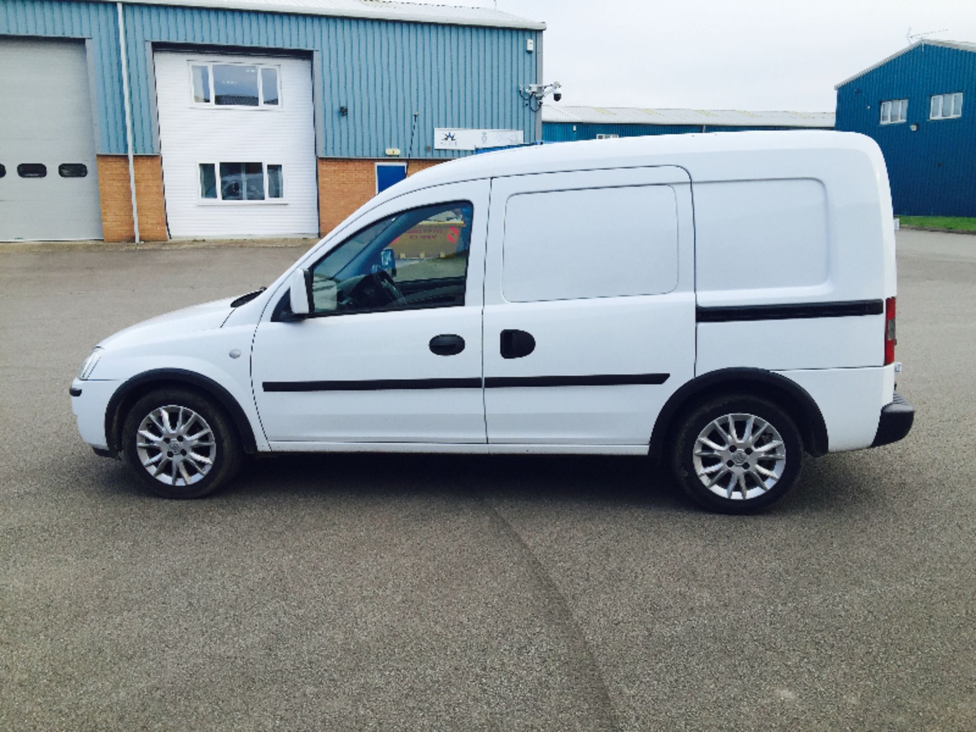 VAUXHALL COMBO 1.3CDTI '2011 MODEL' GOOD SPEC - 1 OWNER - FULL SERVICE HISTORY - SIDE LOADING DOOR - Image 4 of 14