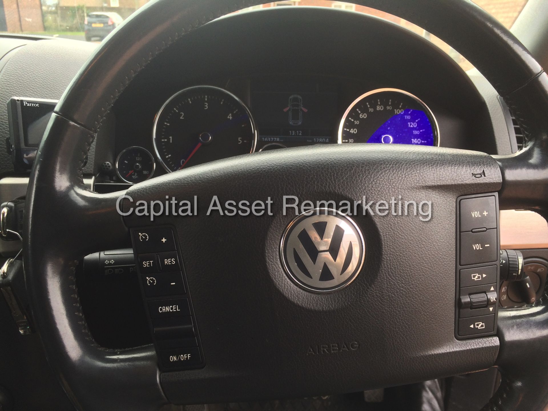 VOLKSWAGEN TOUAREG 'ALTITUDE' (2008 MODEL) 3.0 TDI 'V6' - DGS AUTO - LEATHER - SAT NAV -FULLY LOADED - Image 12 of 16