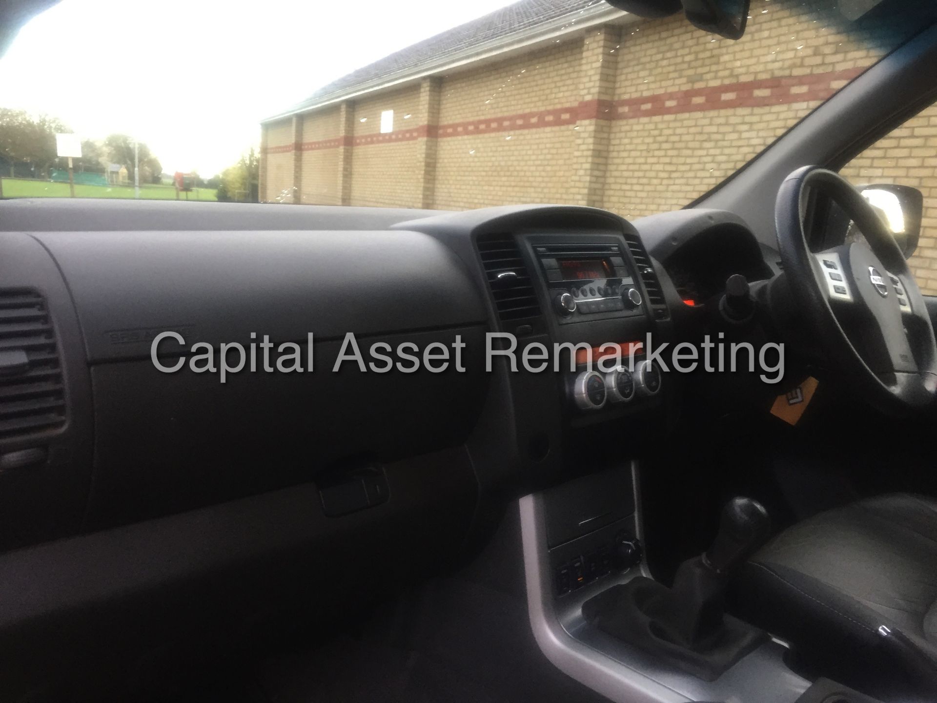 NISSAN NAVARA 'TEKNA' (2014 MODEL) DOUBLE CAB PICK-UP '2.5 DCI - 188 PS - 6 SPEED'  (MASSIVE SPEC) - Image 18 of 22