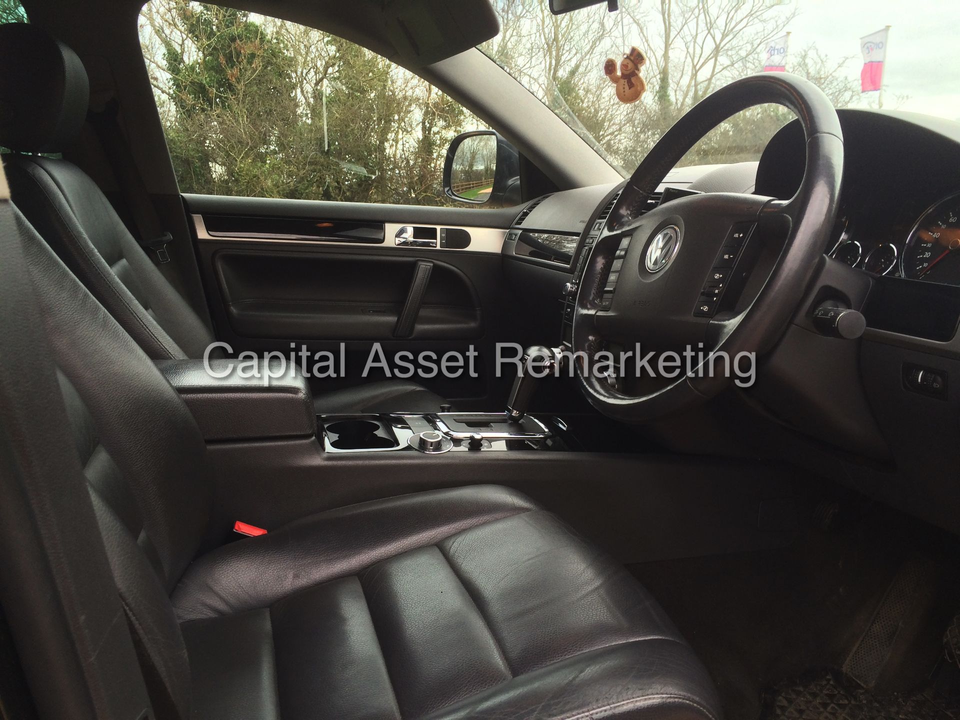 (ON SALE) VOLKSWAGEN TOUAREG 'ALTITUDE' 3.0 TDI 'V6' - DSG AUTO - LEATHER - SAT NAV -FULLY LOADED - Image 9 of 16