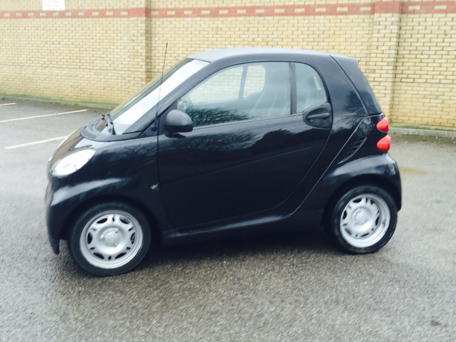 (ON SALE) SMART FORTWO 'PURE' (2010 MODEL) MHD - AUTO '61' - STOP / START (NO VAT - SAVE 20%) - Image 3 of 12