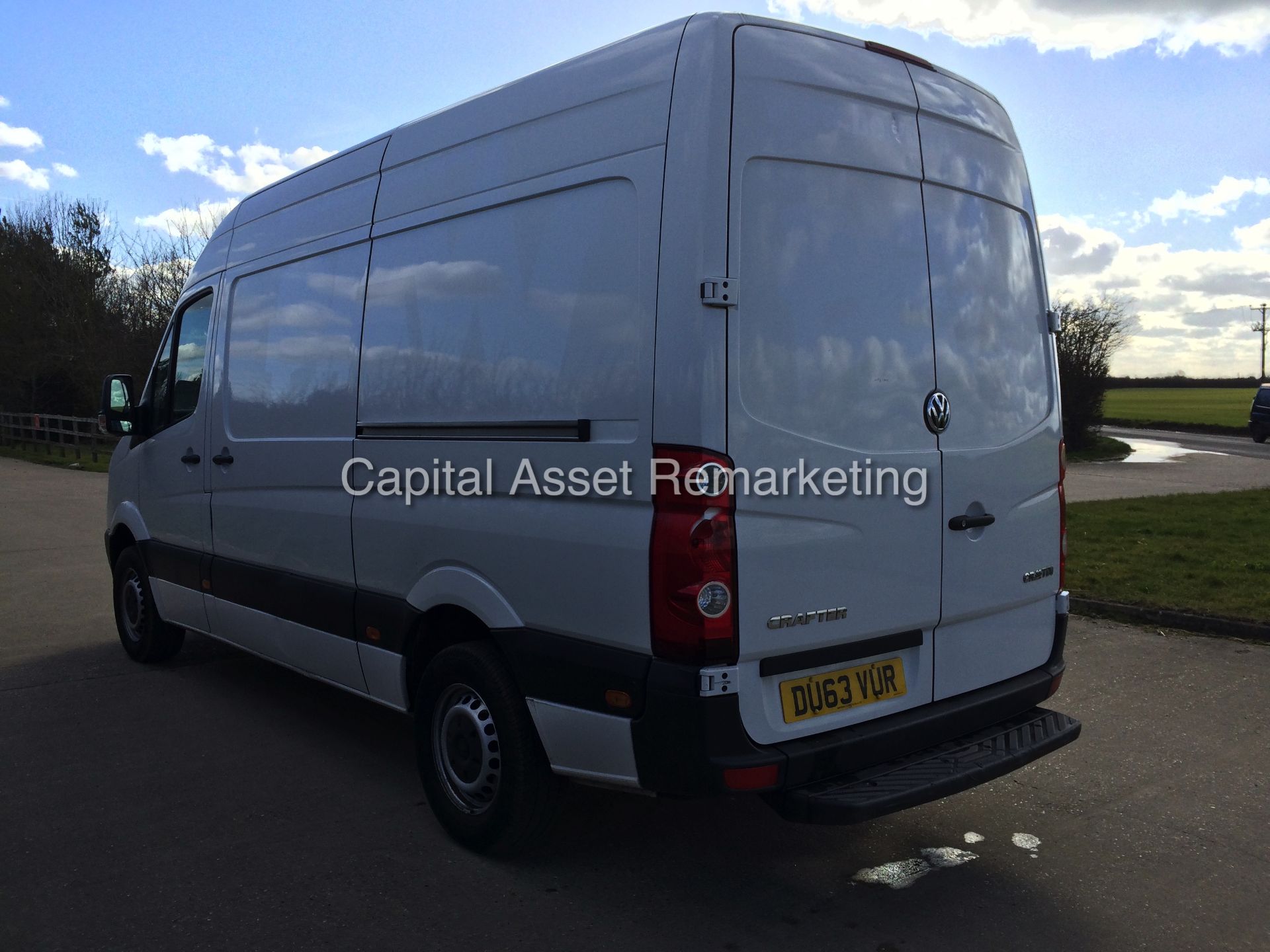 (ON SALE) VOLKSWAGEN CRAFTER CR35 2.0TDI - MEDIUM WHEEL BASE - (2014) MODEL - LOW MILES - 1 OWNER - Image 4 of 15