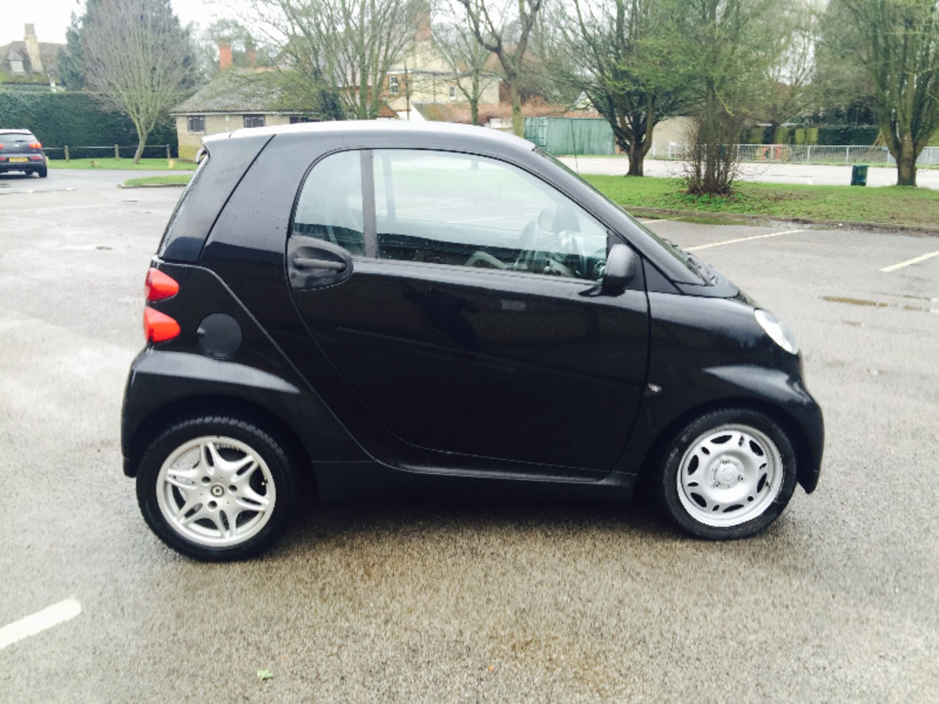 (ON SALE) SMART FORTWO 'PURE' (2010 MODEL) MHD - AUTO '61' - STOP / START (NO VAT - SAVE 20%) - Image 11 of 12