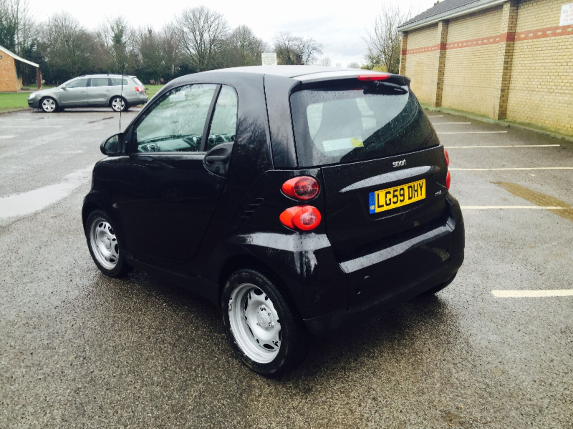 (ON SALE) SMART FORTWO 'PURE' (2010 MODEL) MHD - AUTO '61' - STOP / START (NO VAT - SAVE 20%) - Image 10 of 12