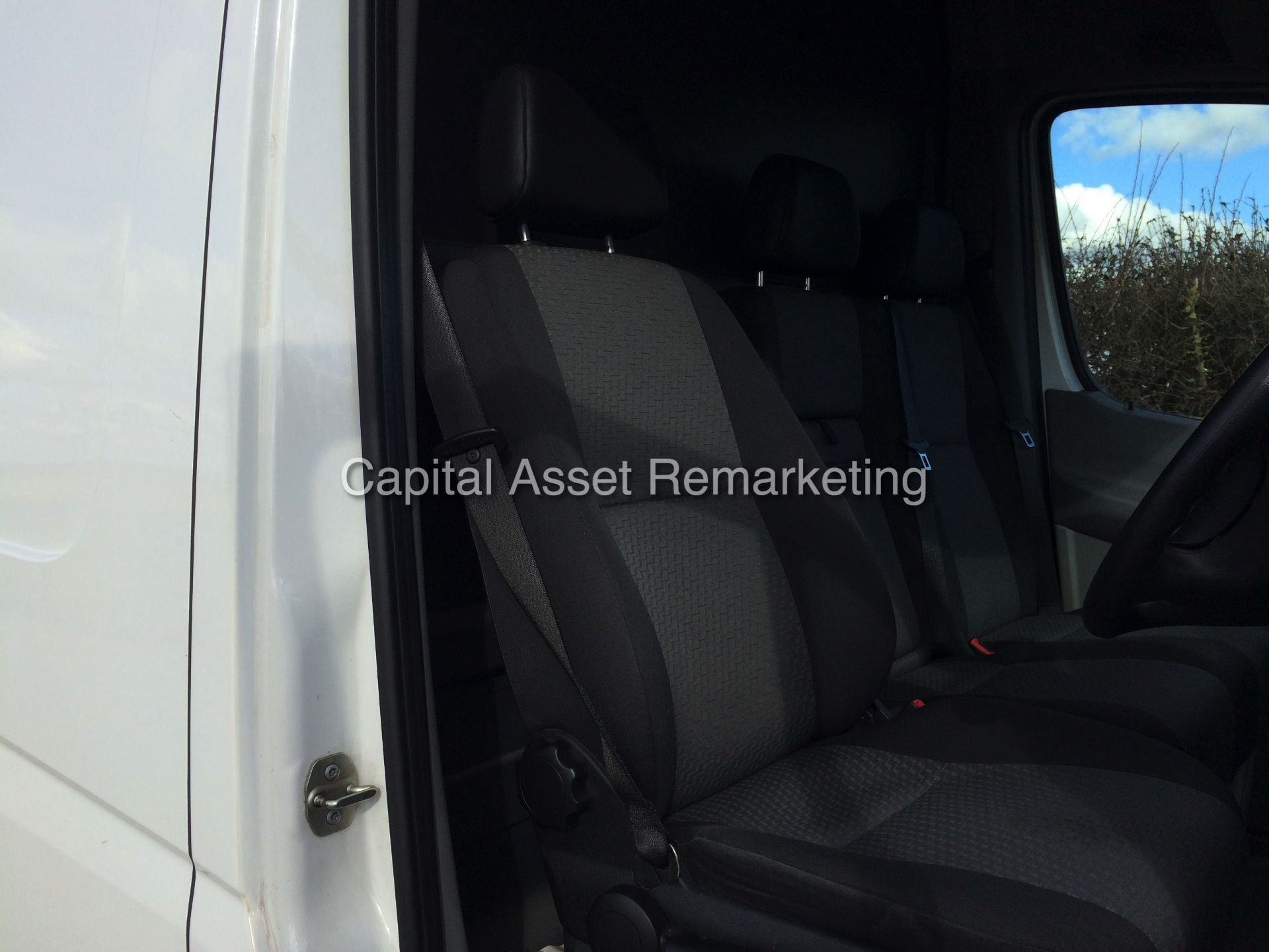 (ON SALE) VOLKSWAGEN CRAFTER CR35 2.0TDI - MEDIUM WHEEL BASE - (2014) MODEL - LOW MILES - 1 OWNER - Image 9 of 15