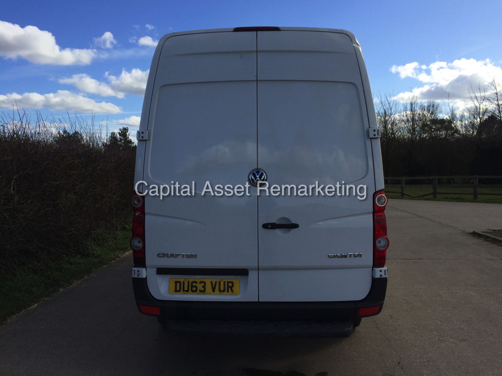 (ON SALE) VOLKSWAGEN CRAFTER CR35 2.0TDI - MEDIUM WHEEL BASE - (2014) MODEL - LOW MILES - 1 OWNER - Image 5 of 15