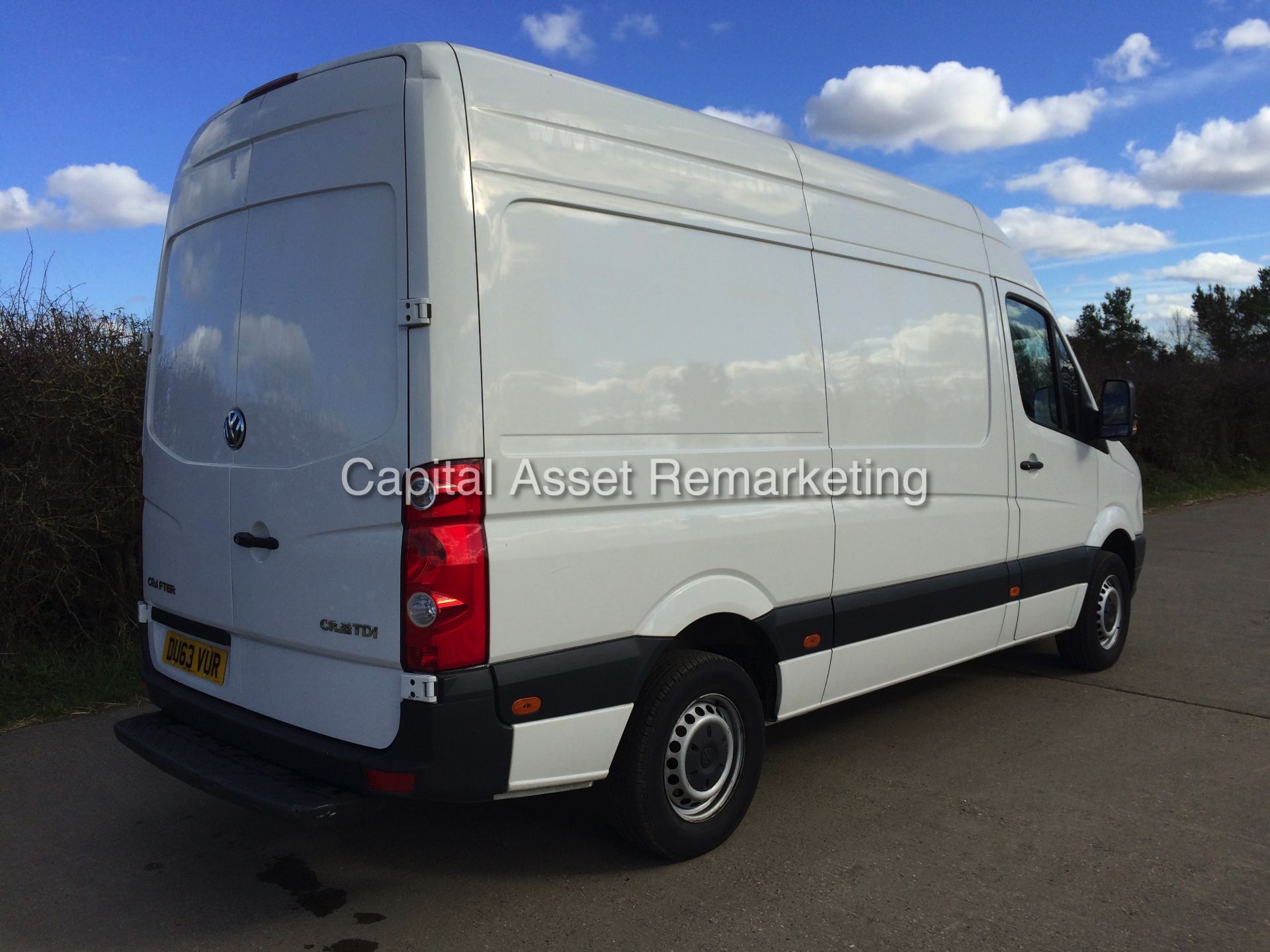 (ON SALE) VOLKSWAGEN CRAFTER CR35 2.0TDI - MEDIUM WHEEL BASE - (2014) MODEL - LOW MILES - 1 OWNER - Image 6 of 15