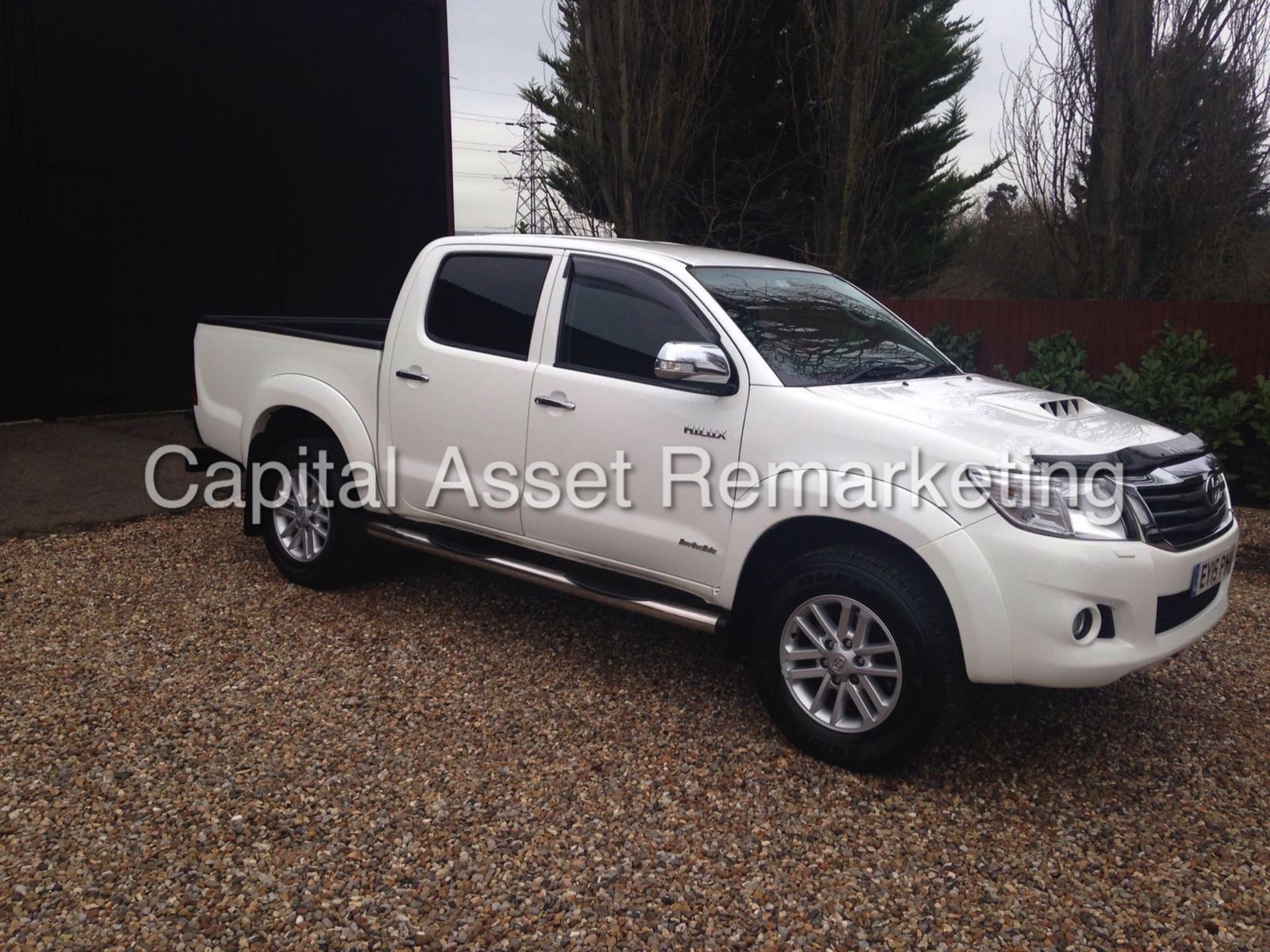 TOYOTA HILUX 3.0DI-D "INVINCIBLE - WHITE EDITION" DOUBLE CAB (2015 - 15 REG) NEW SHAPE - LOW MILEAGE